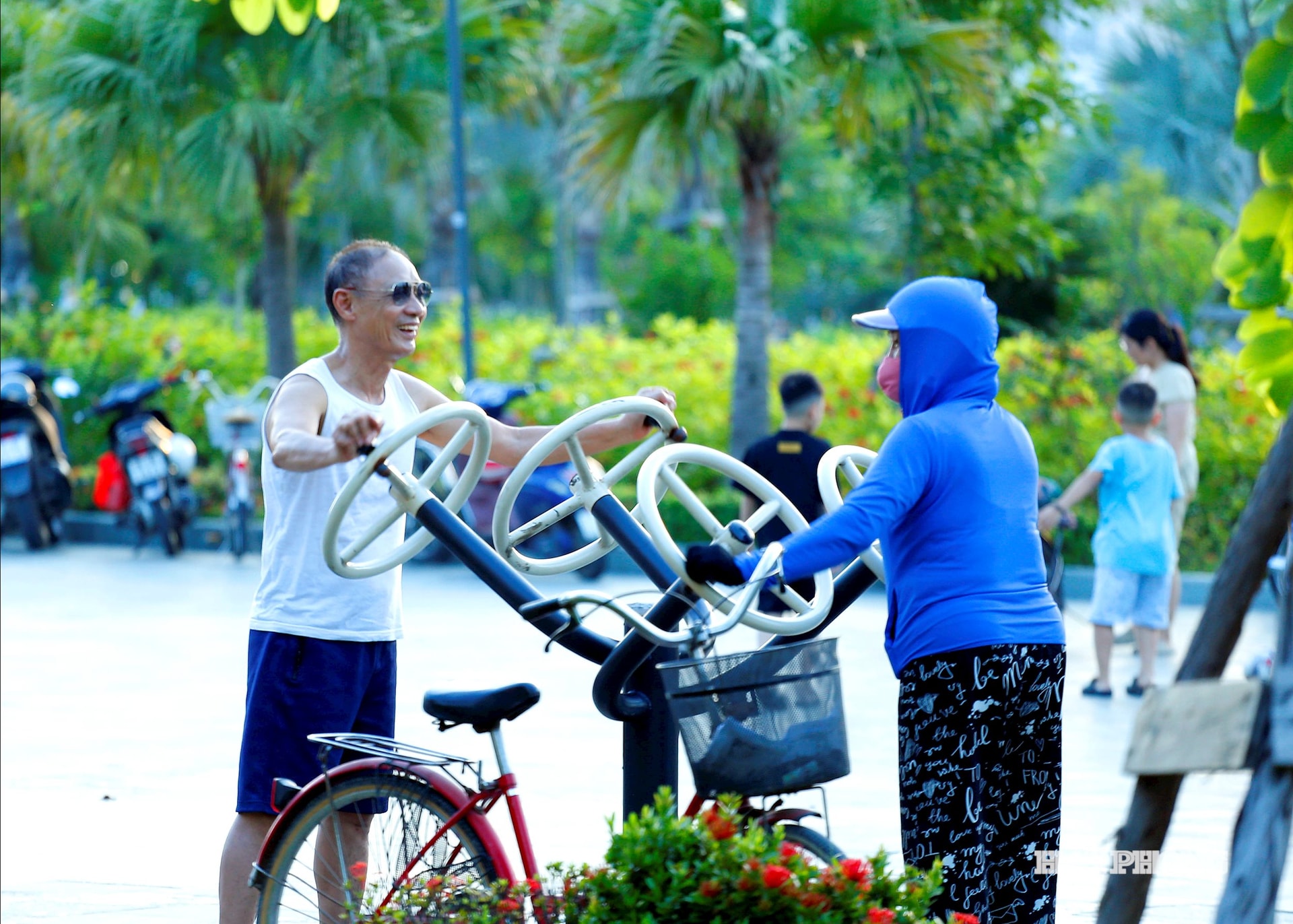 Niềm vui người cao tuổi tập thể dục tại vườn hoa Nguyễn Trãi.