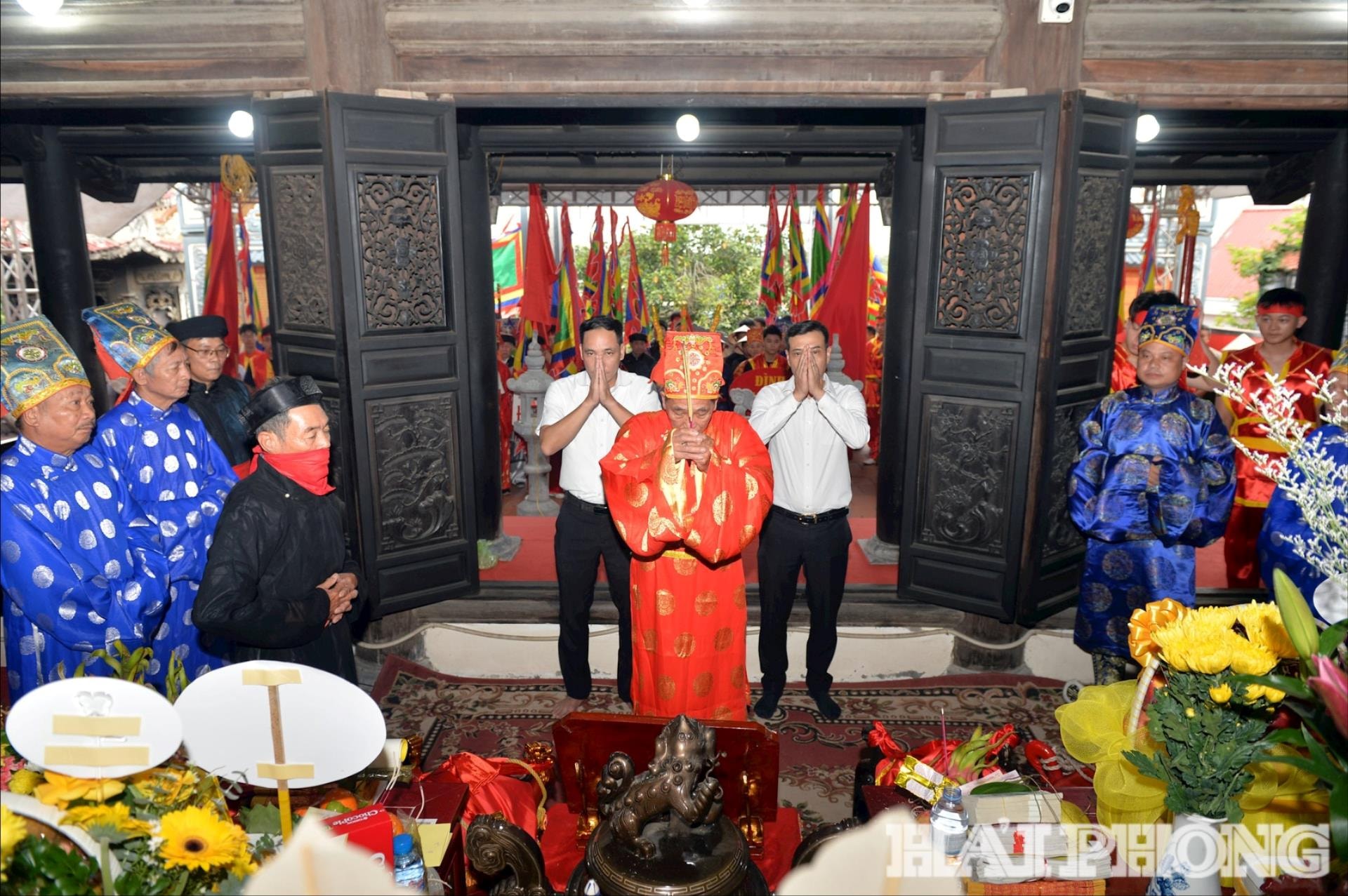 Đại diện các đình thực hiện nghi lễ xin nước tại đền Nghè trong lễ rước nước, nghi lễ tâm linh quan trọng của Lễ hội chọi trâu truyền thống Đồ Sơn.