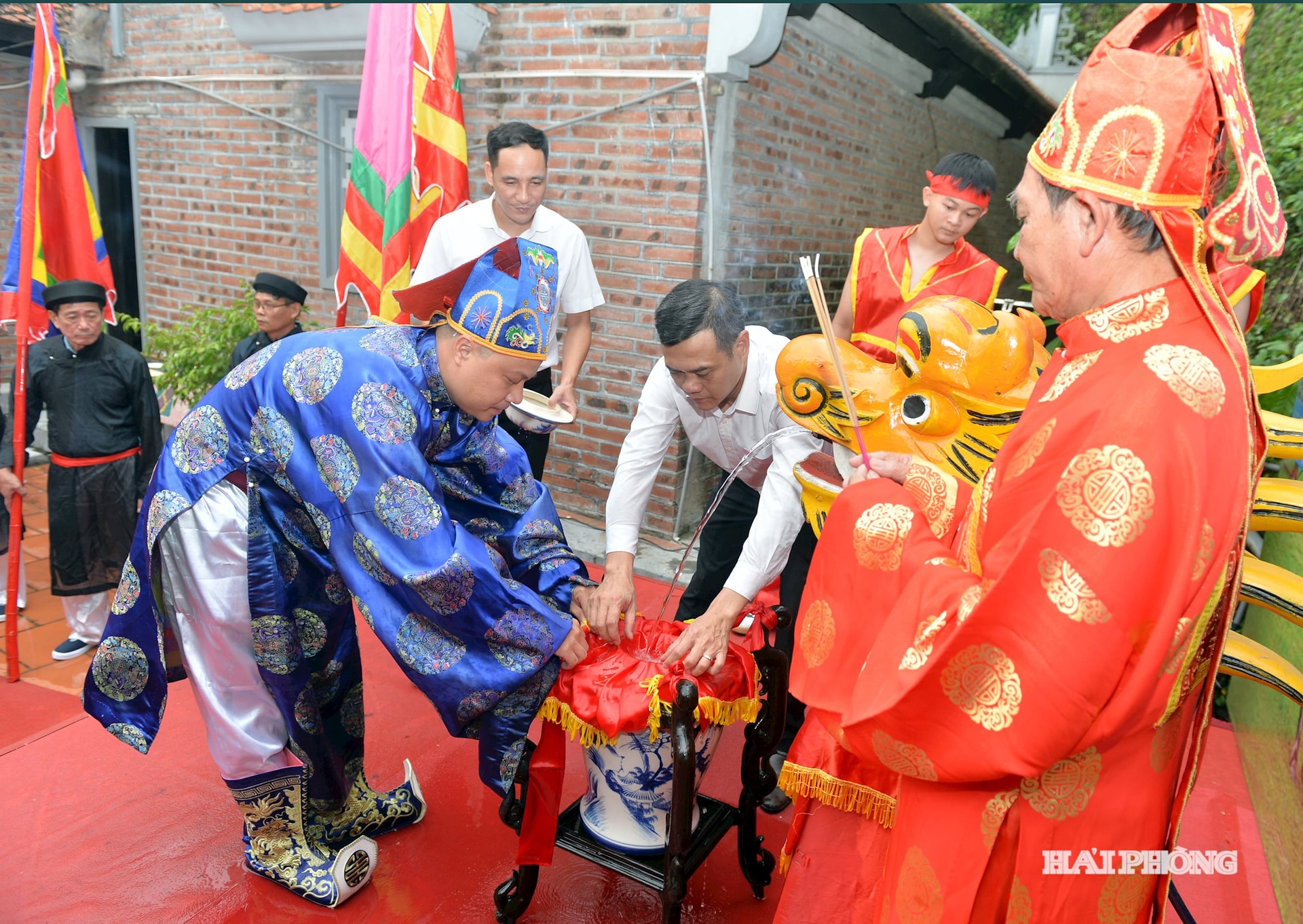 Các đình có trâu tham gia lễ hội xin nước tại đền Nghè.