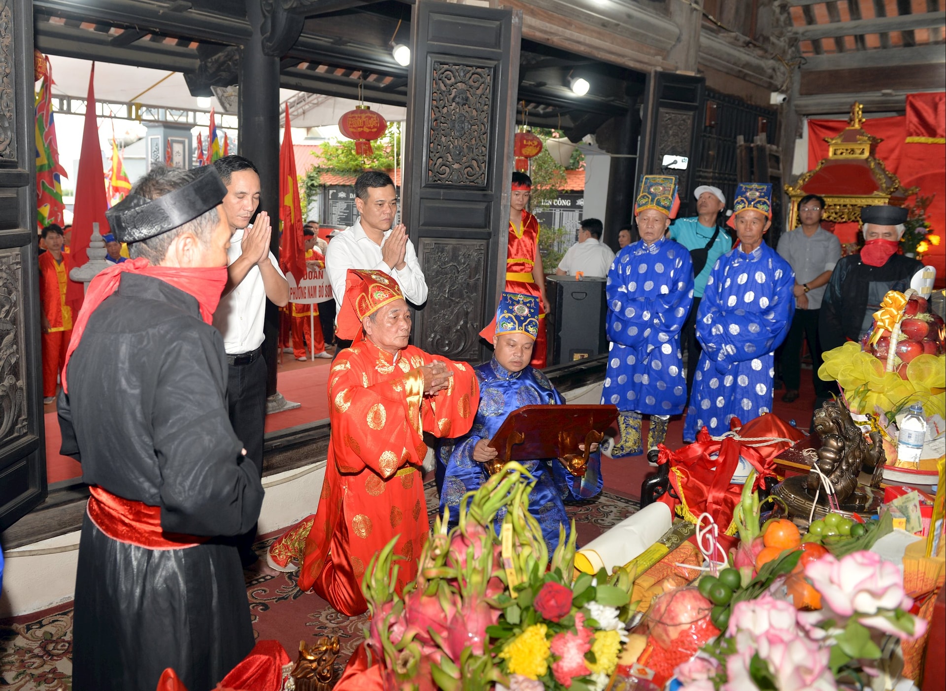 Đại diện các đình thực hiên nghi lễ xin nước tại đền Nghè trong lễ rước nước