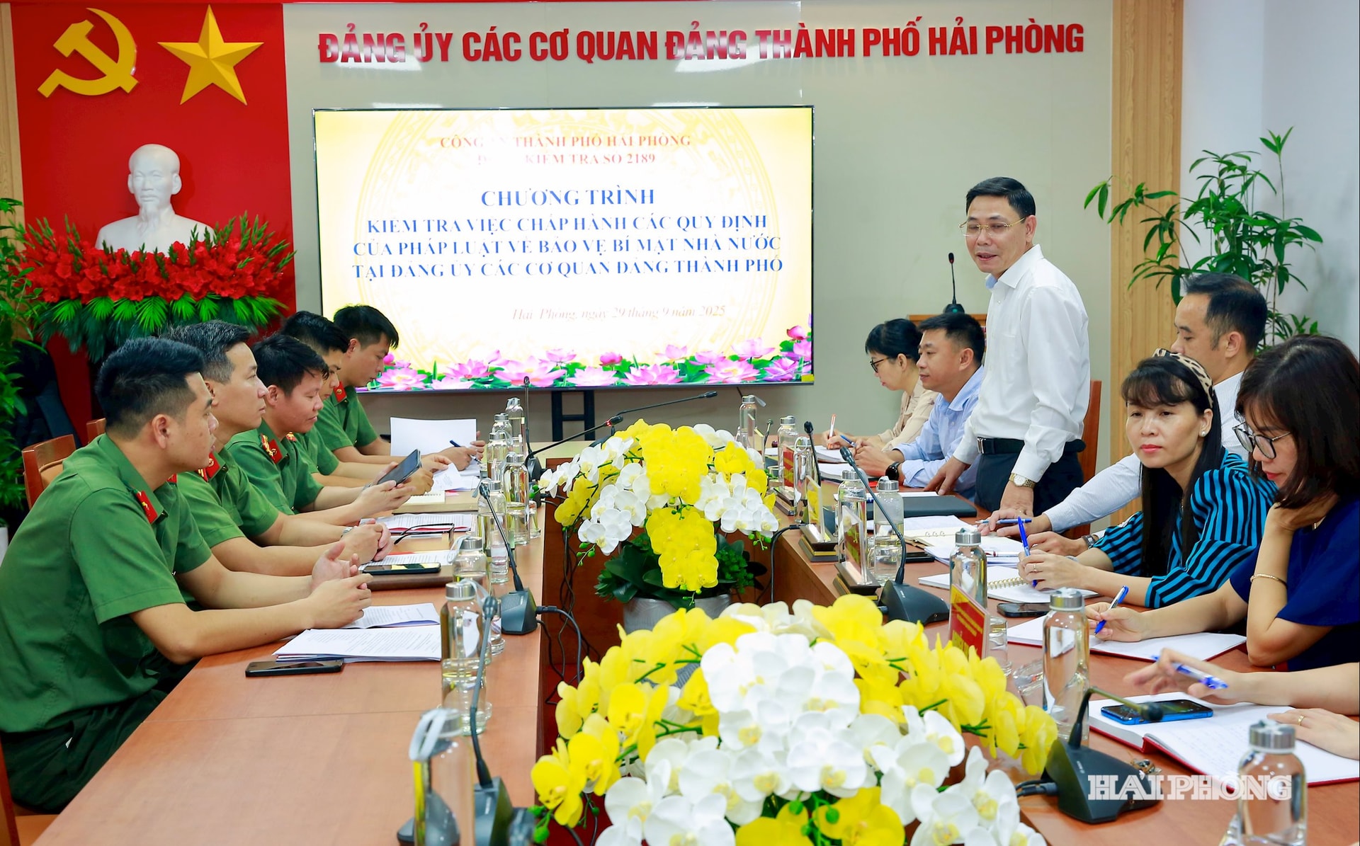 Đồng chí Phạm Quang Sáng, Phó bí thư Đảng uỷ các cơ quan Đảng thành phố phát biểu với đoàn kiểm tra.