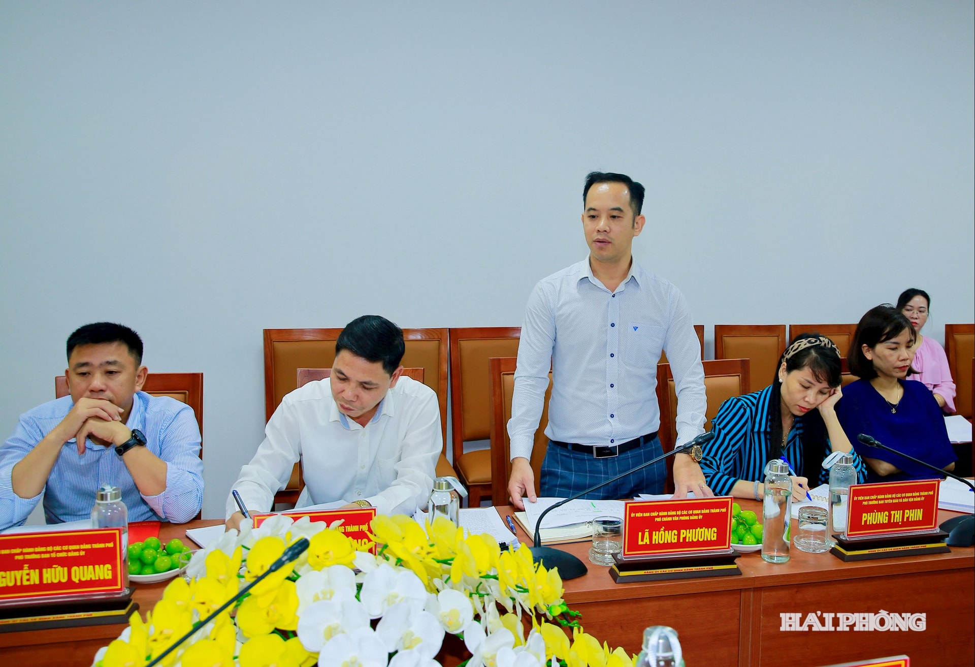 Đồng chí Lã Hồng Phương, Phó văn phòng Đảng uỷ các cơ quan Đảng thành phố báo cáo