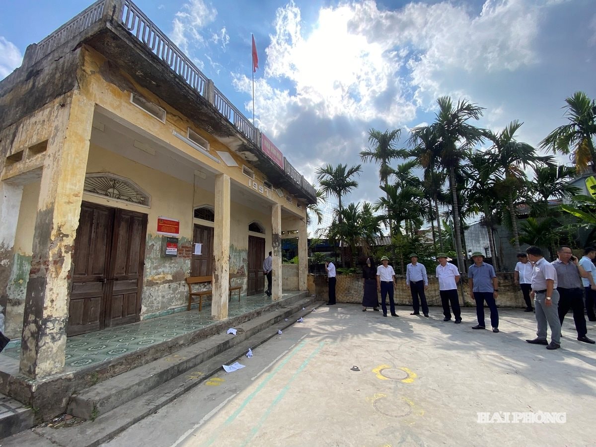 គណៈប្រតិភូត្រួតពិនិត្យរបស់ក្រុមប្រឹក្សាប្រជាជនទីក្រុងបានធ្វើការស្ទង់មតិនៅគេហដ្ឋានវប្បធម៌ ភូមិ Ngong Dong ឃុំ Nam An Phu។