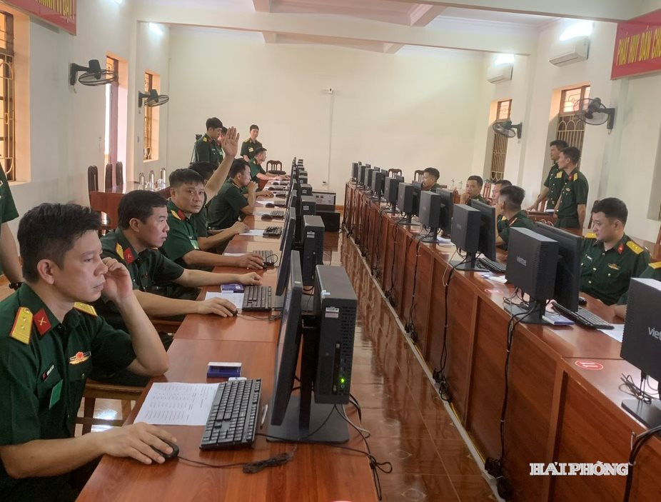 Các thí sinh thi trên máy tính các nội dung thi