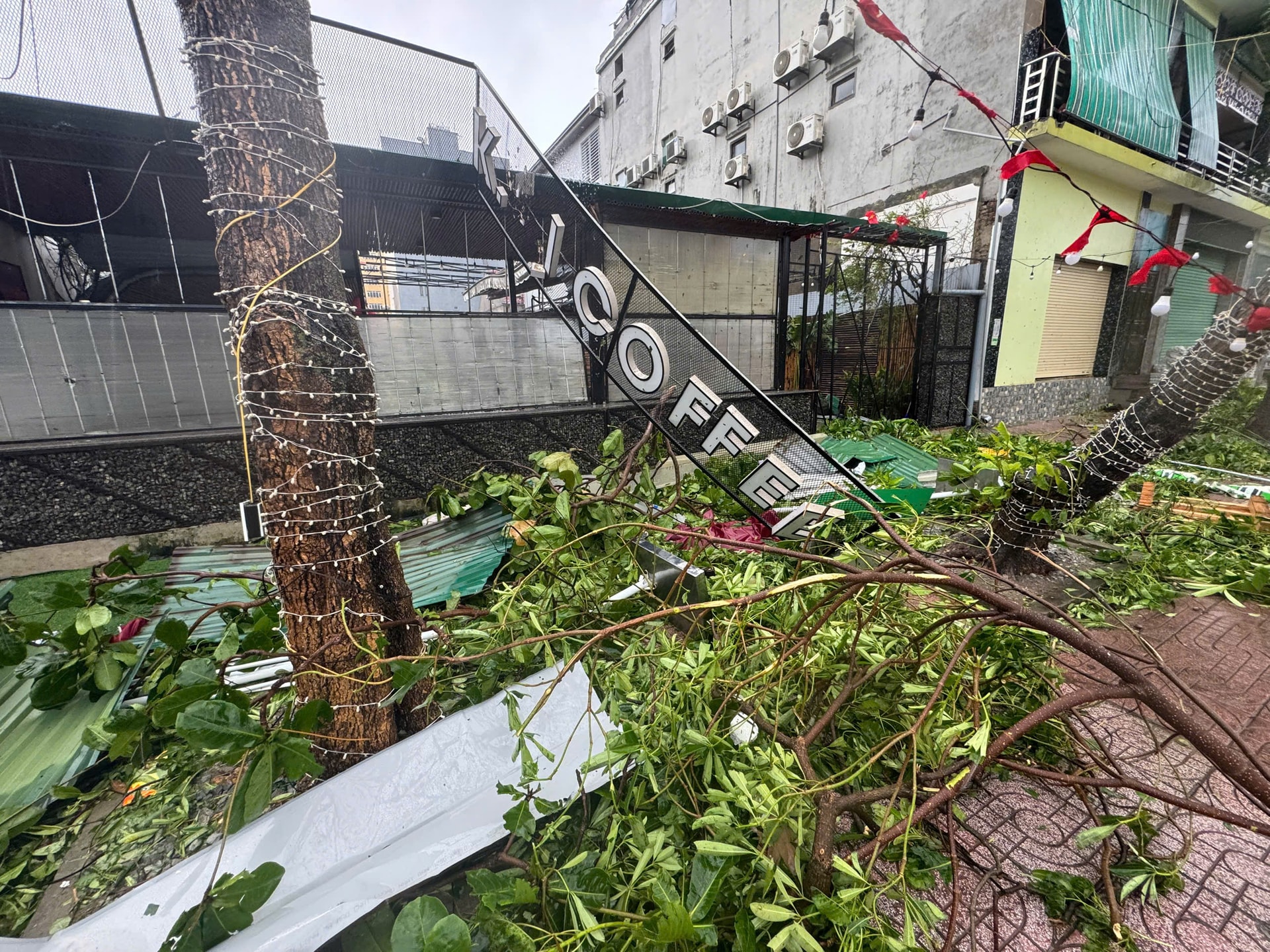 Nhà hàng bị tàn phá, biển hiệu hư hại.