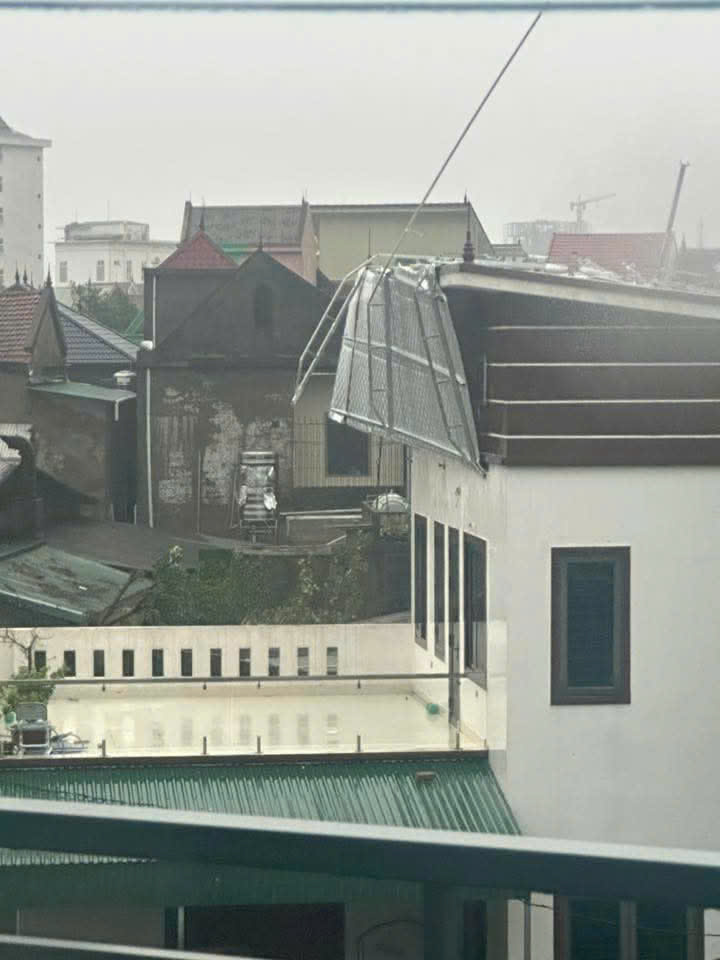 Hệ thống panô, băng rôn, biển hiệu quảng cáo bị gió bão quật đổ xuống đường. Tại nhiều tòa nhà, cửa kính vỡ tan tành.
