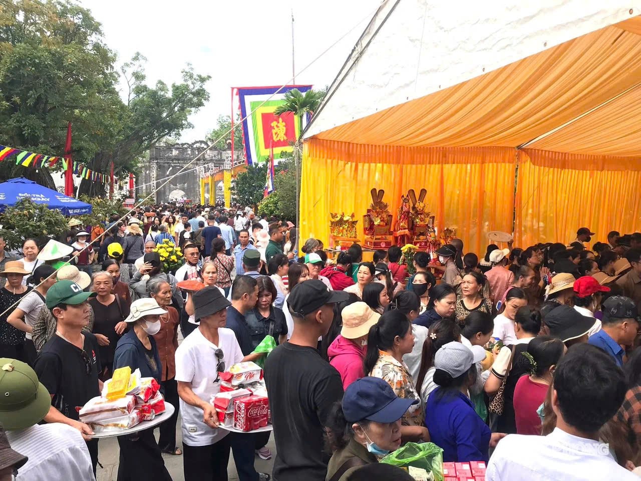 Lễ hội năm nay thu hút sự quan tâm đặc biệt của người dân.