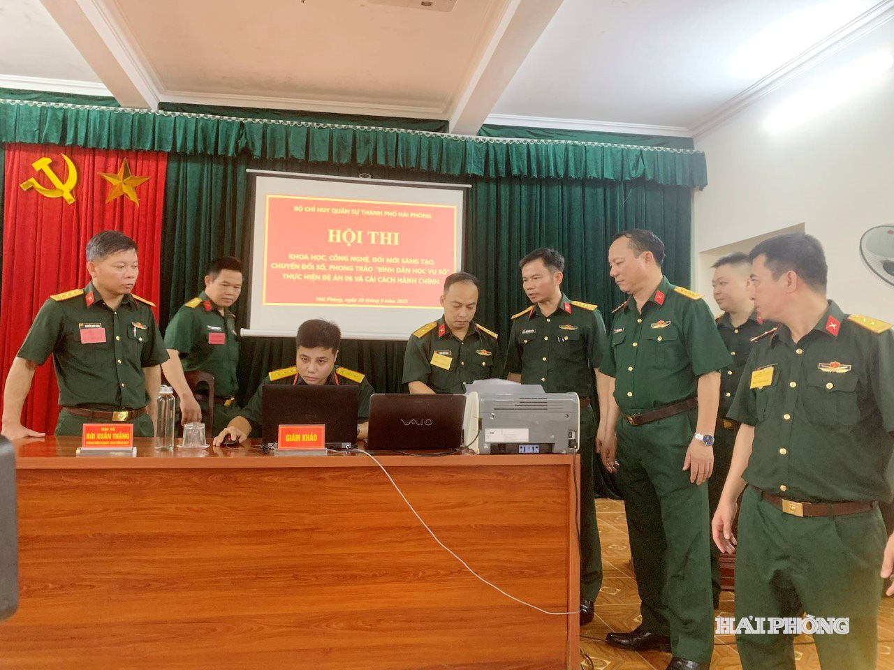 Đại tá Bùi Xuân Thắng, Ủy viên Ban Thường vụ Thành ủy, Chỉ huy trưởng Bộ CHQS thành phố và các đại biểu giám sát tại khu vực tổ chức thi