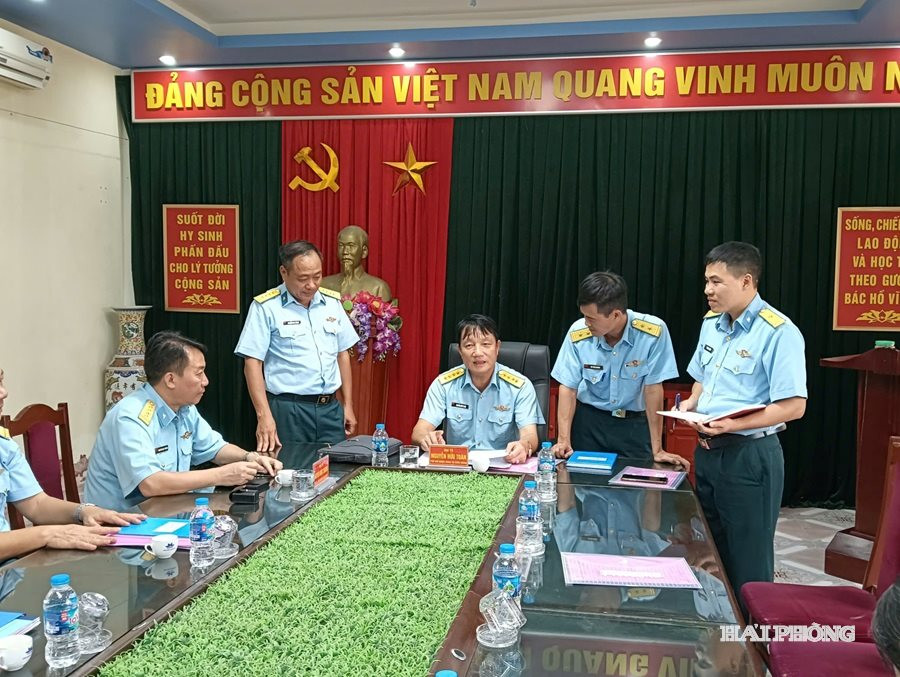 Đại tá Nguyễn Hữu Toàn, Phó CNCT Quân chủng PK-KQ trao đổi nghiệp vụ với các đồng chí cán bộ, sĩ quan Phòng Chính trị Sư đoàn 363