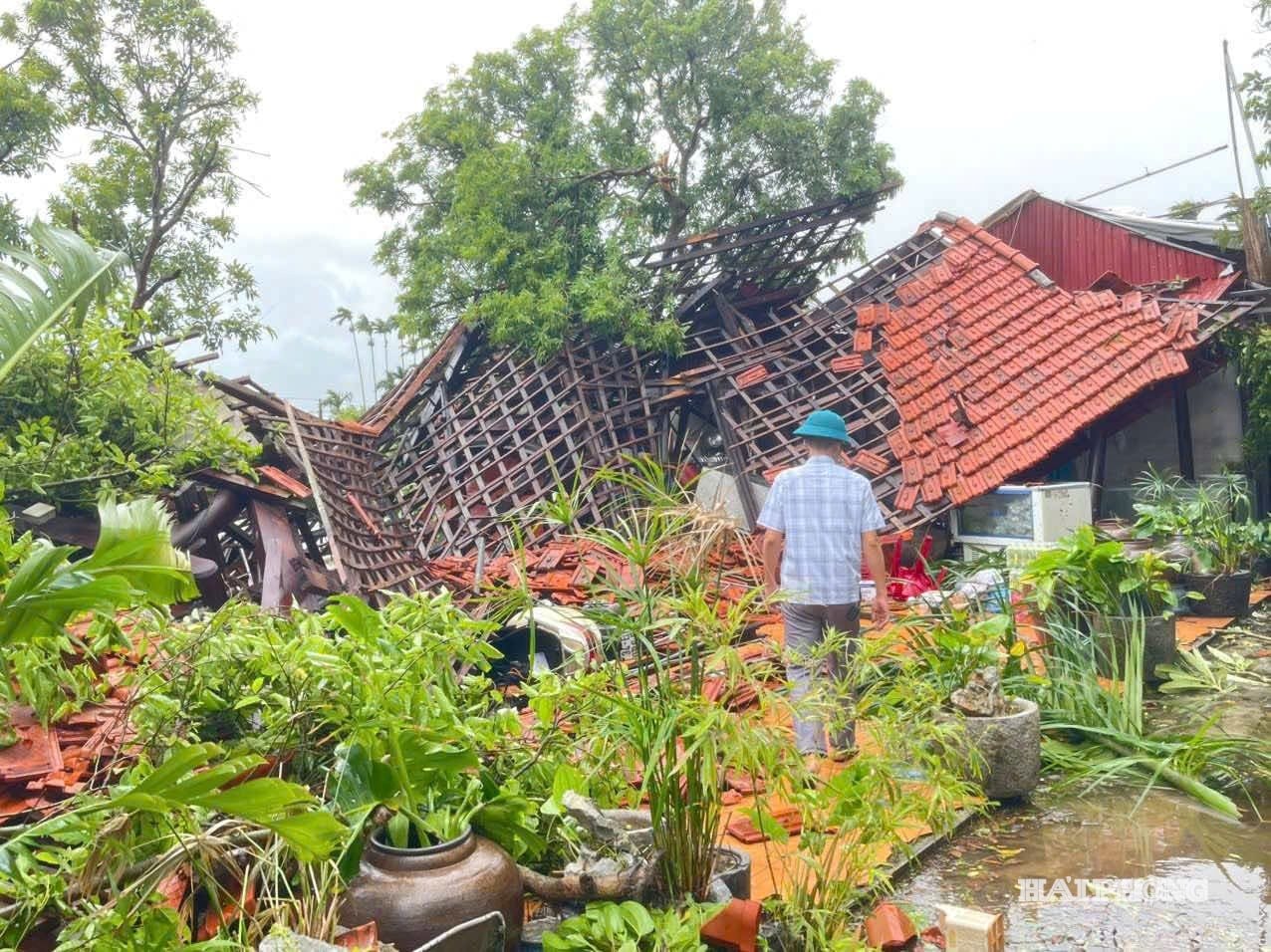 A construction of people in Dong Hoi village, Khuc Thua Du commune collapsed.