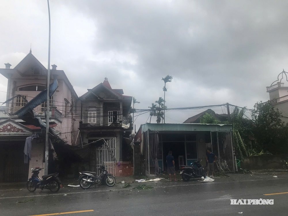 A construction in Nguyen Binh Khiem commune was damaged by a tornado, circulation number 10, which occurred at noon on September 29.