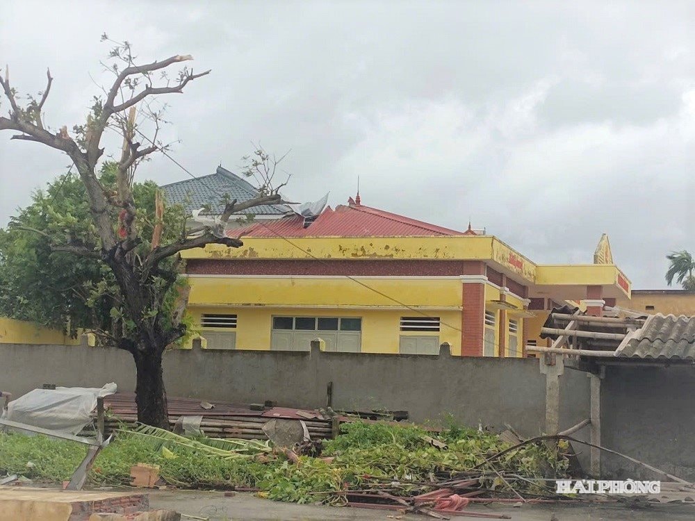 A construction in Vinh Am commune was damaged by a tornado.