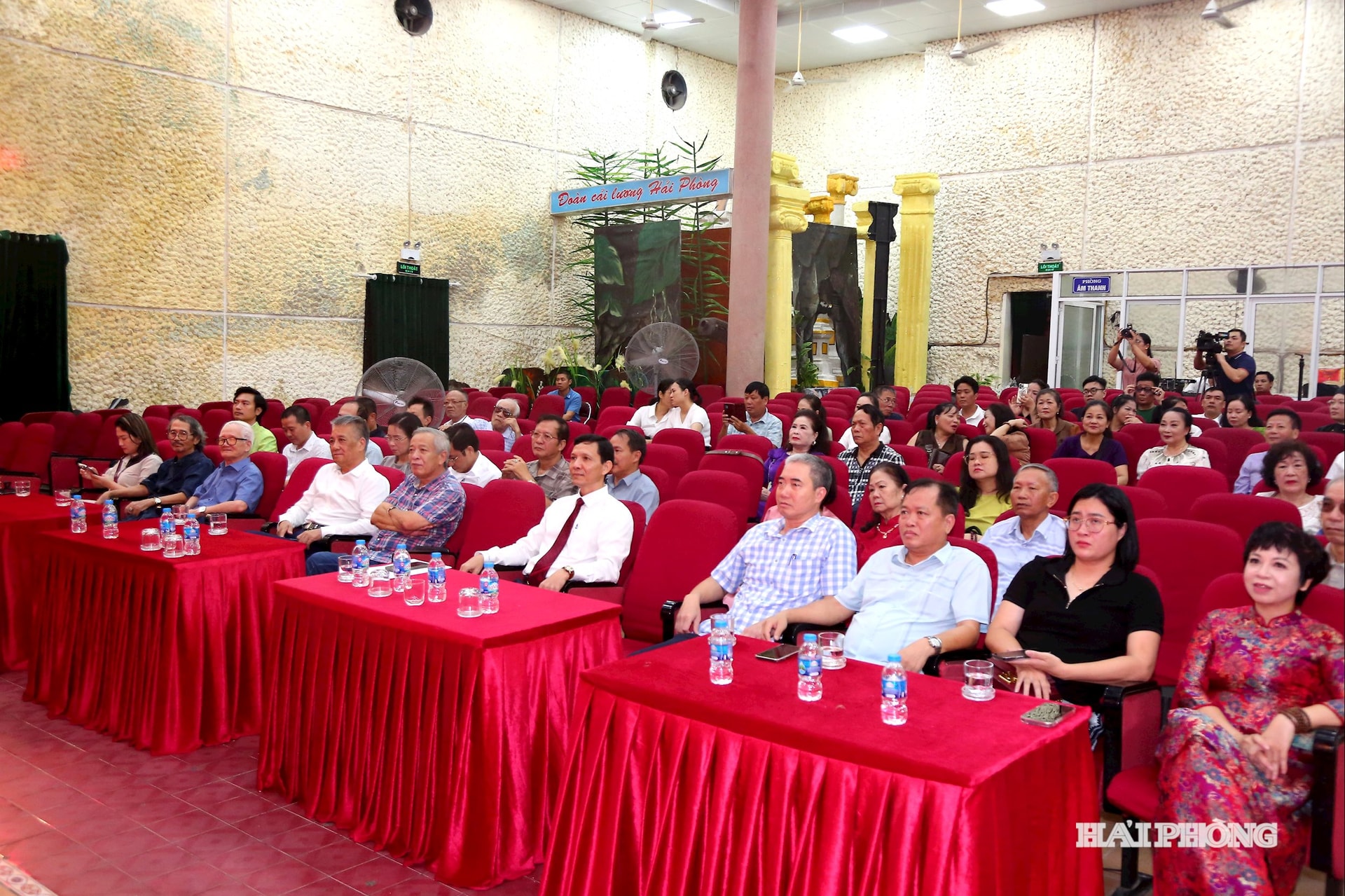 ថ្នាក់ដឹកនាំមន្ទីរវប្បធម៌ កីឡា និងទេសចរណ៍ ព្រមទាំងសិល្បករ សិល្បការិនីនៃមហោស្រពប្រពៃណី Hai Phong បានចូលរួមពិធីបង្កើតវិជ្ជាជីវៈនេះ។