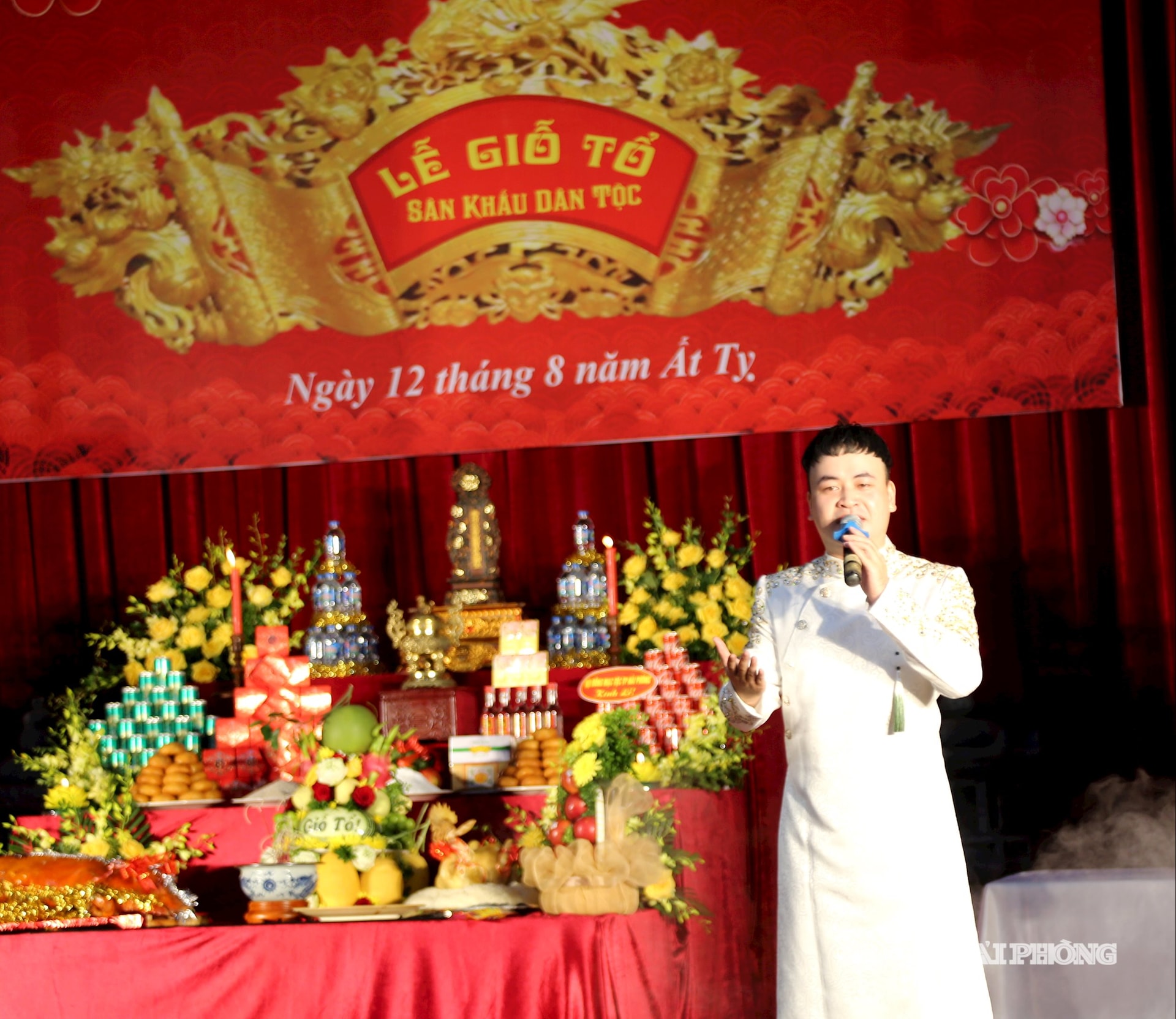 វិចិត្រករ Tien Quang នៃមហោស្រពប្រពៃណី Hai Phong សម្តែងក្នុងពិធីរំលឹកខួបមរណភាពរបស់ដូនតា