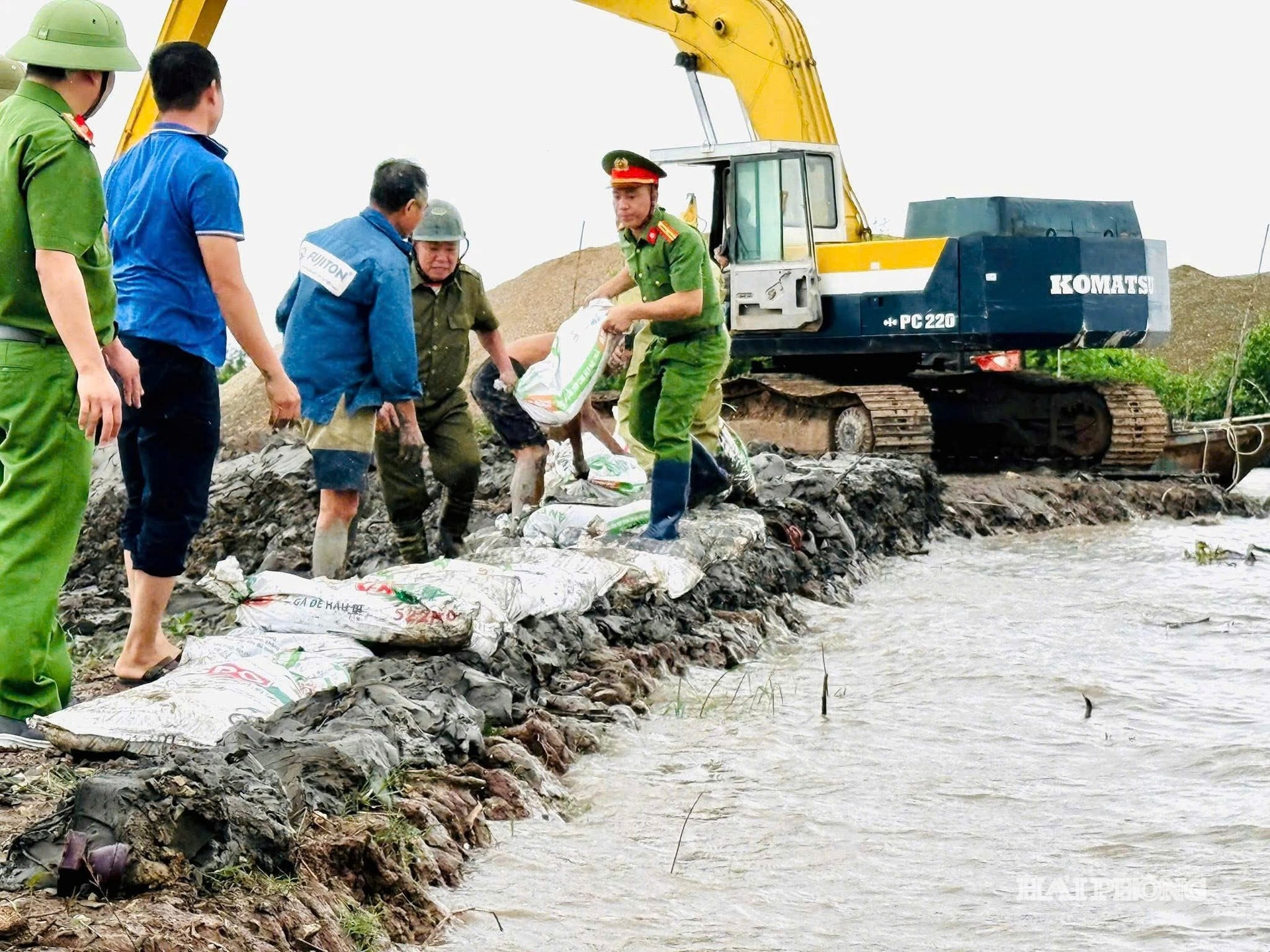 Kien Hung commune police force coordinated with the military, departments and organizations to focus on handling the weak dike point of Kim Son embankment.