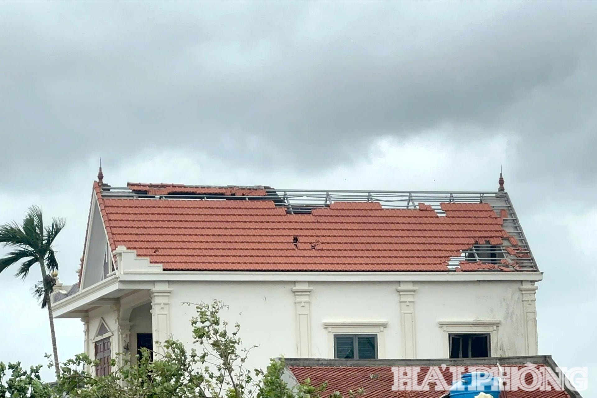 ផ្ទះ​នៅ​ឃុំ Tan Minh រង​ការ​ខូច​ខាត​ដោយ​ខ្យល់​ព្យុះ។