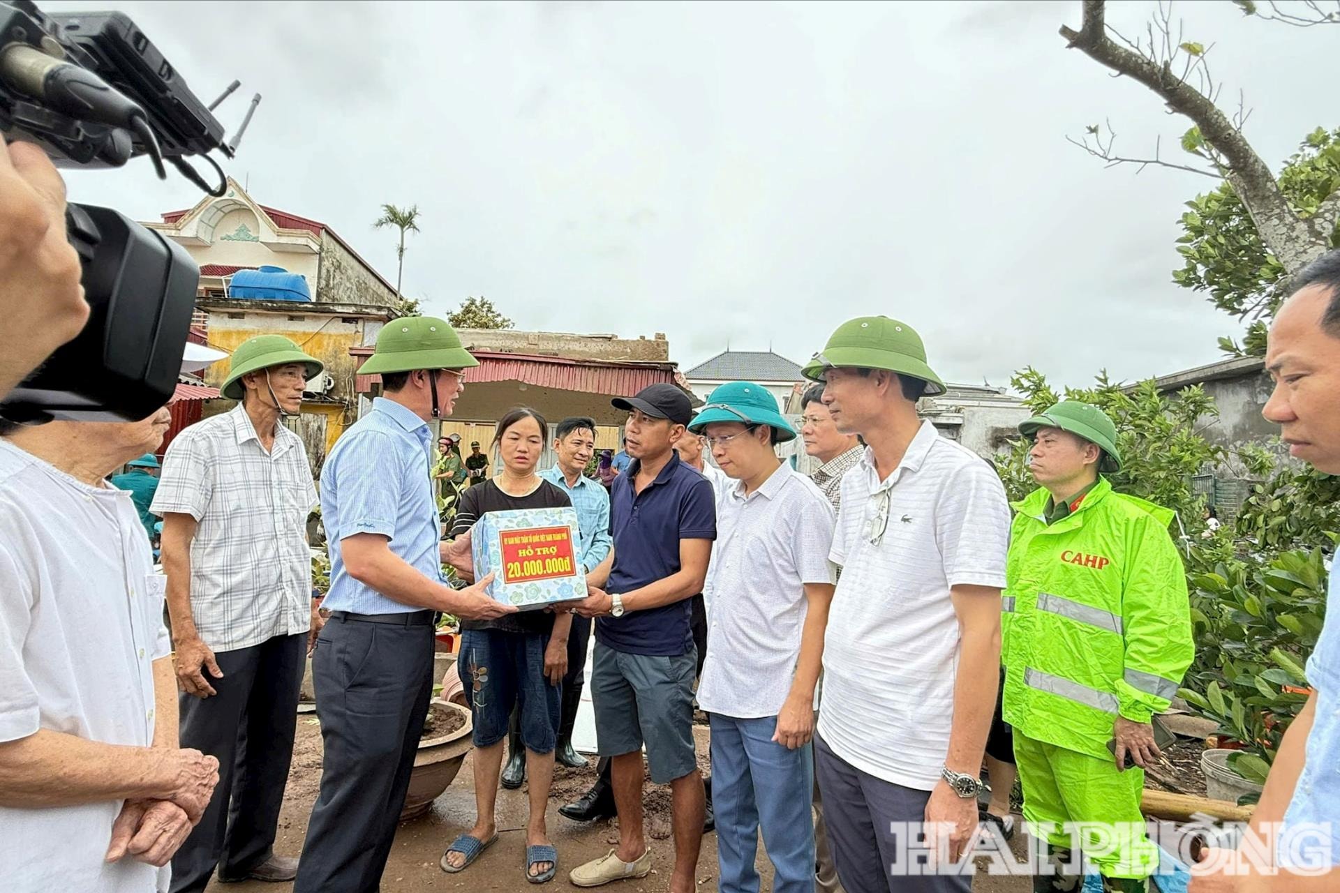 Ảnh báo in: Đồng chí Phạm Văn Lập, Phó bí thư Thành ủy, Chủ tịch Ủy ban MTTQ Việt Nam thành phố trao quà tặng hộ dân bị thiệt hại do giông lốc gây ra trên địa bàn xã Tân Minh. Ảnh: Minh Khôi