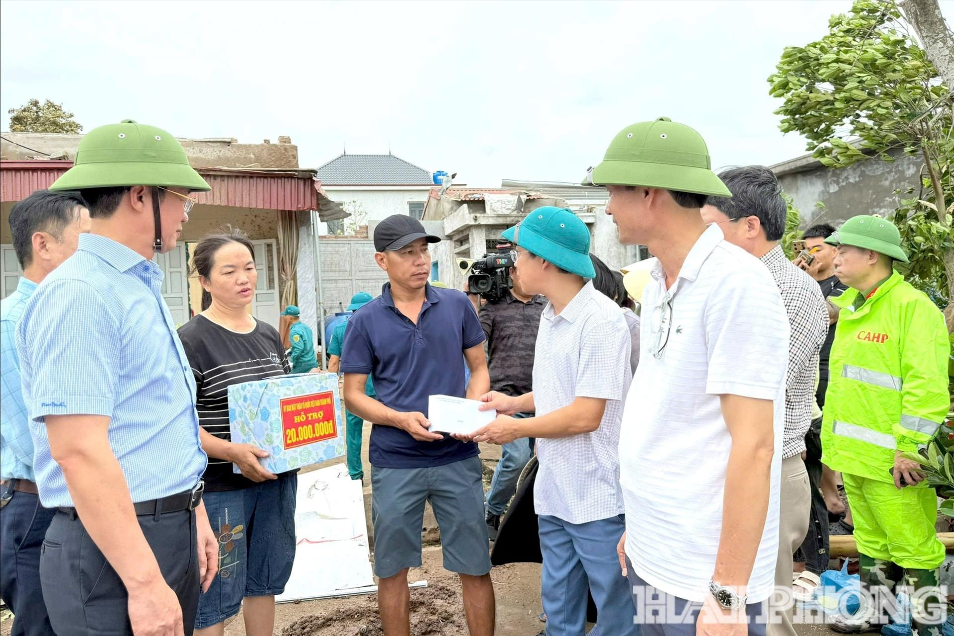 Lãnh đạo xã Tân Minh trao quà tặng hộ dân bị thiệt hại do dông lốc.