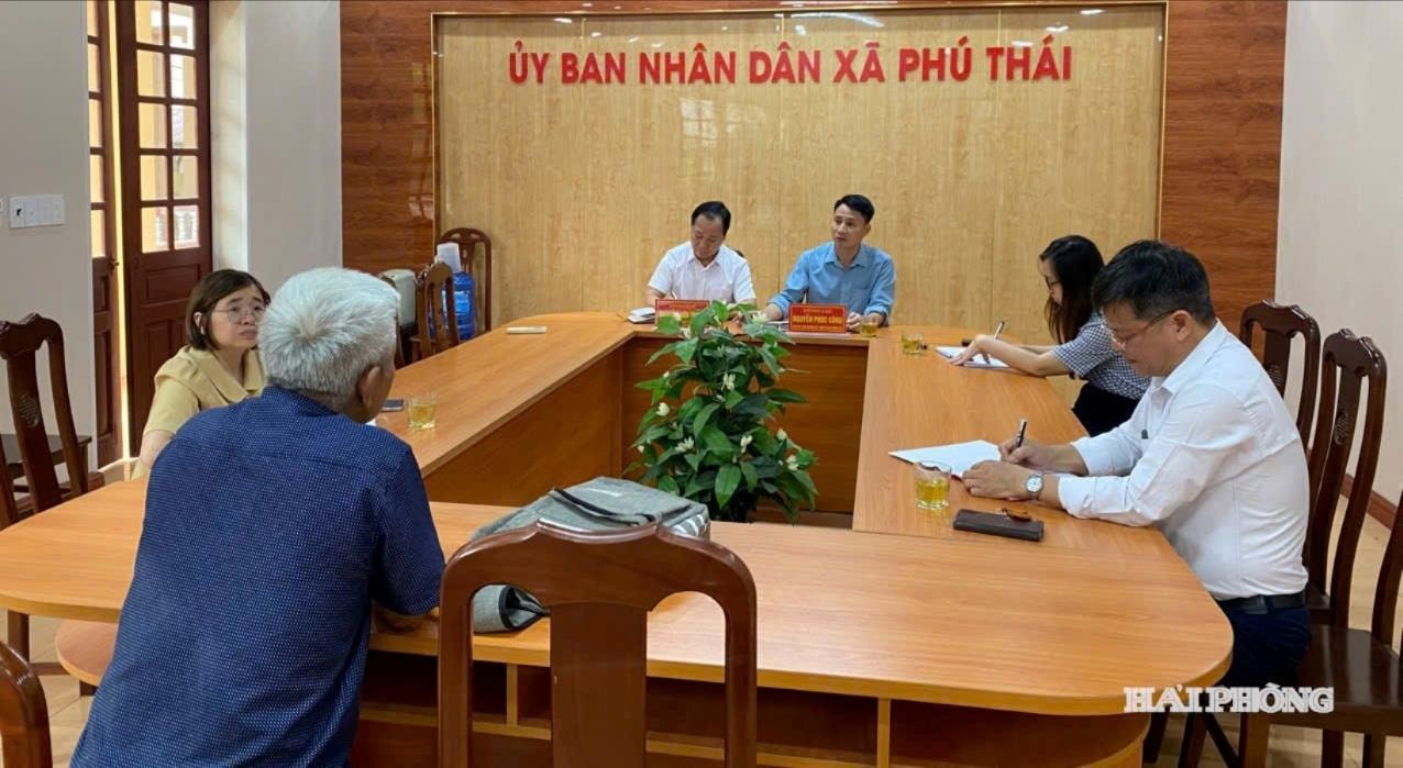 Bí thư Đảng uỷ, Chủ tịch UBND xã Phú Thái tiếp dân định kỳ theo tuần.