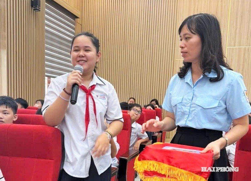 Các em học sinh tham gia trả lời câu hỏi