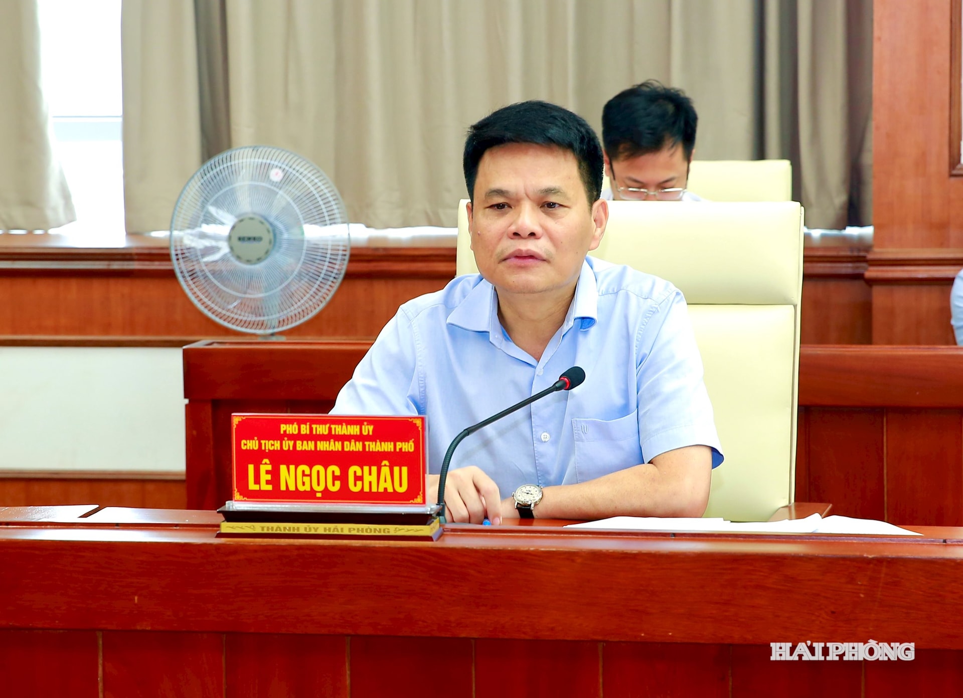Đồng chí Lê Ngọc Châu, Phó bí thư Thành uỷ, Chủ tịch UBND thành phố phát biểu ý kiến.