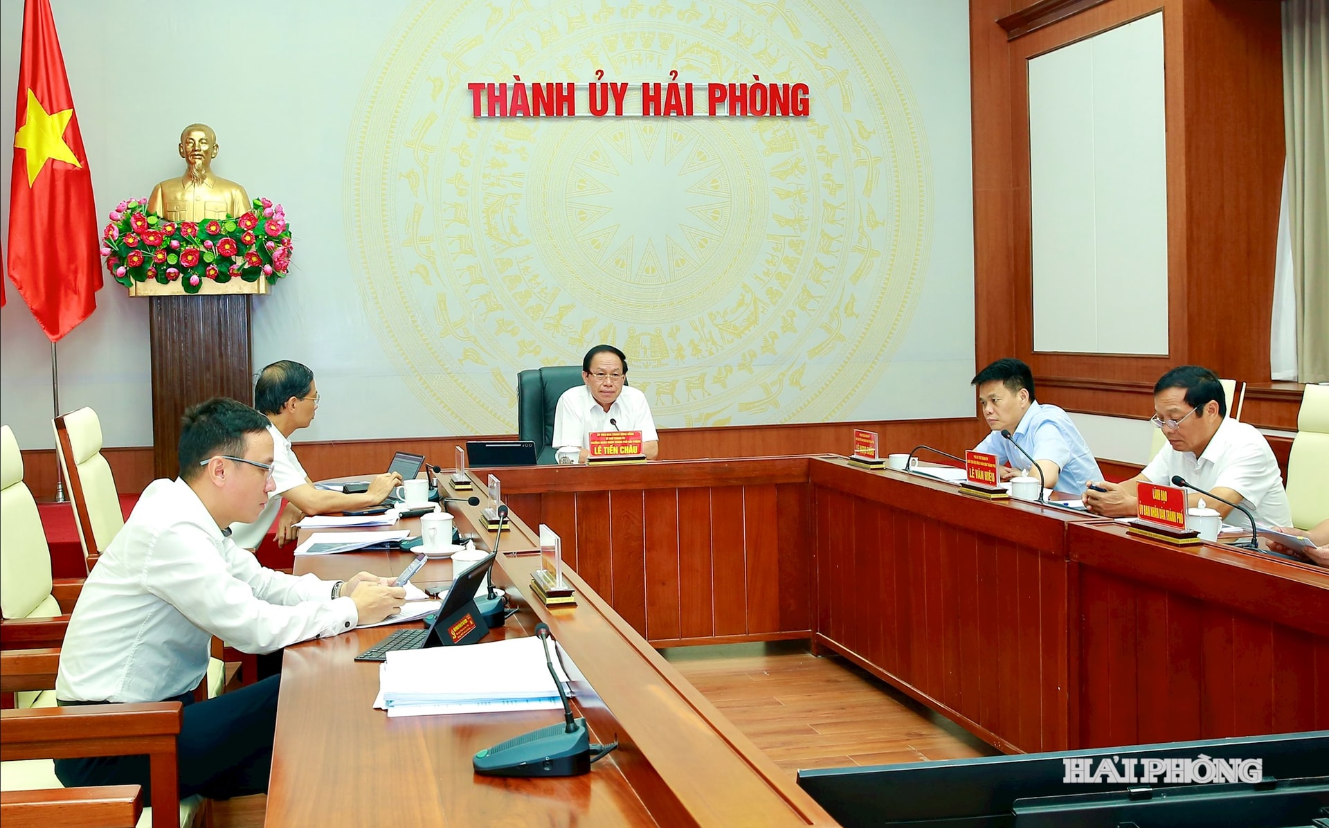 Đồng chí Lê Tiến Châu, Uỷ viên Trung ương Đảng, Bí thư Thành uỷ, Trưởng đoàn đại biểu Quốc hội Hải Phòng chủ trì cuộc họp.