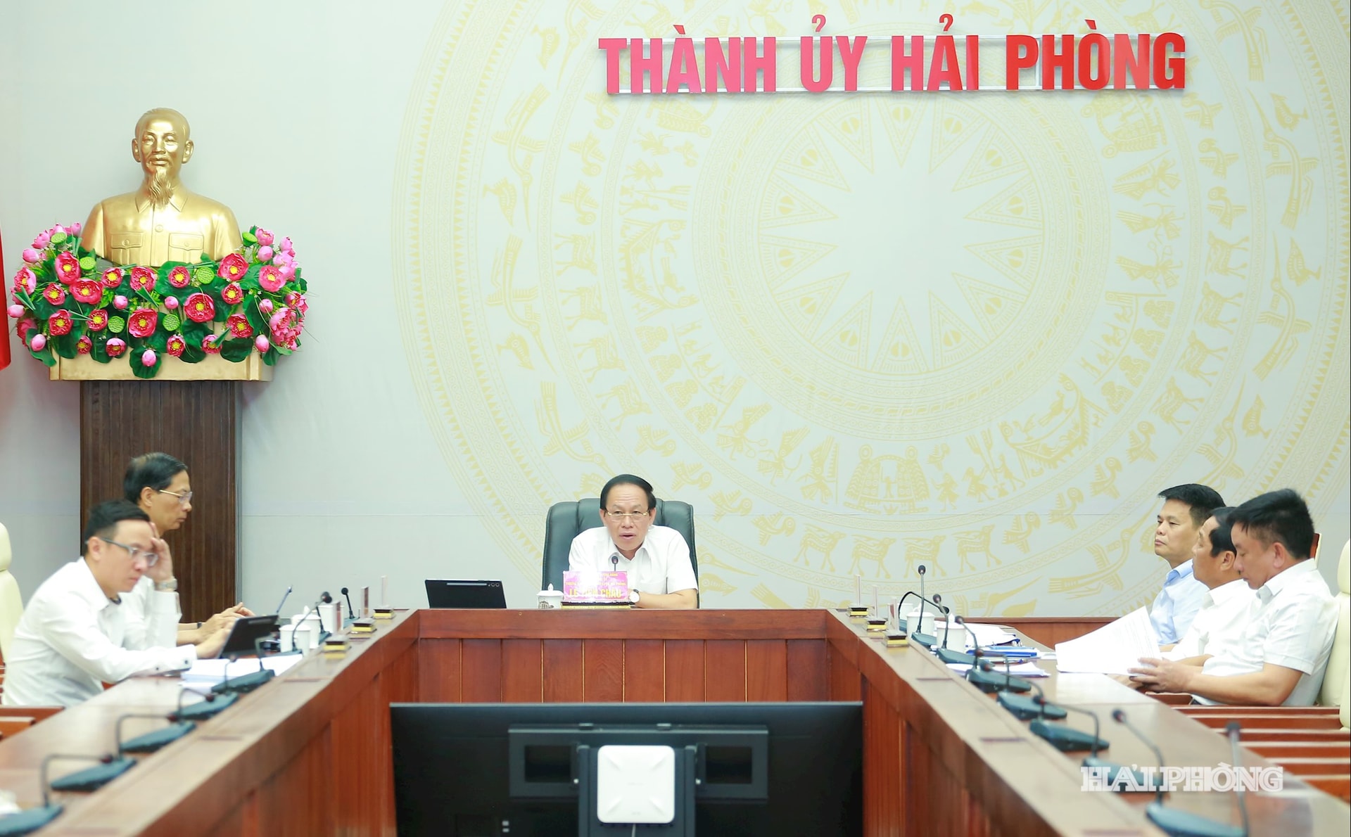 Đồng chí Lê Tiến Châu, Uỷ viên Trung ương Đảng, Bí thư Thành uỷ, Trưởng đoàn đại biểu Quốc hội Hải Phòng phát biểu kết luận cuộc họp.