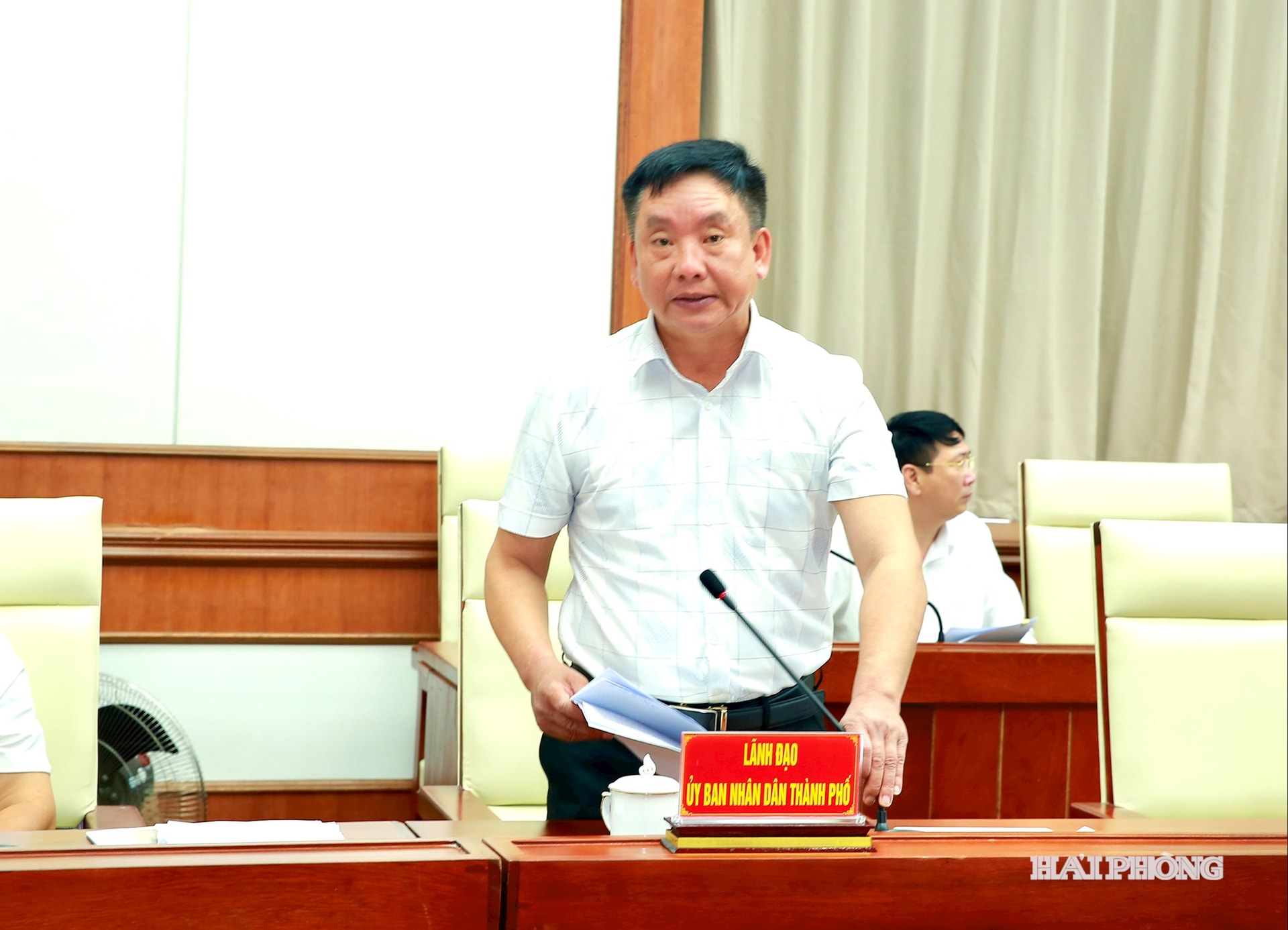 Đồng chí Trần Văn Quân, Phó chủ tịch UBND thành phố trình bày nội dung các dự án