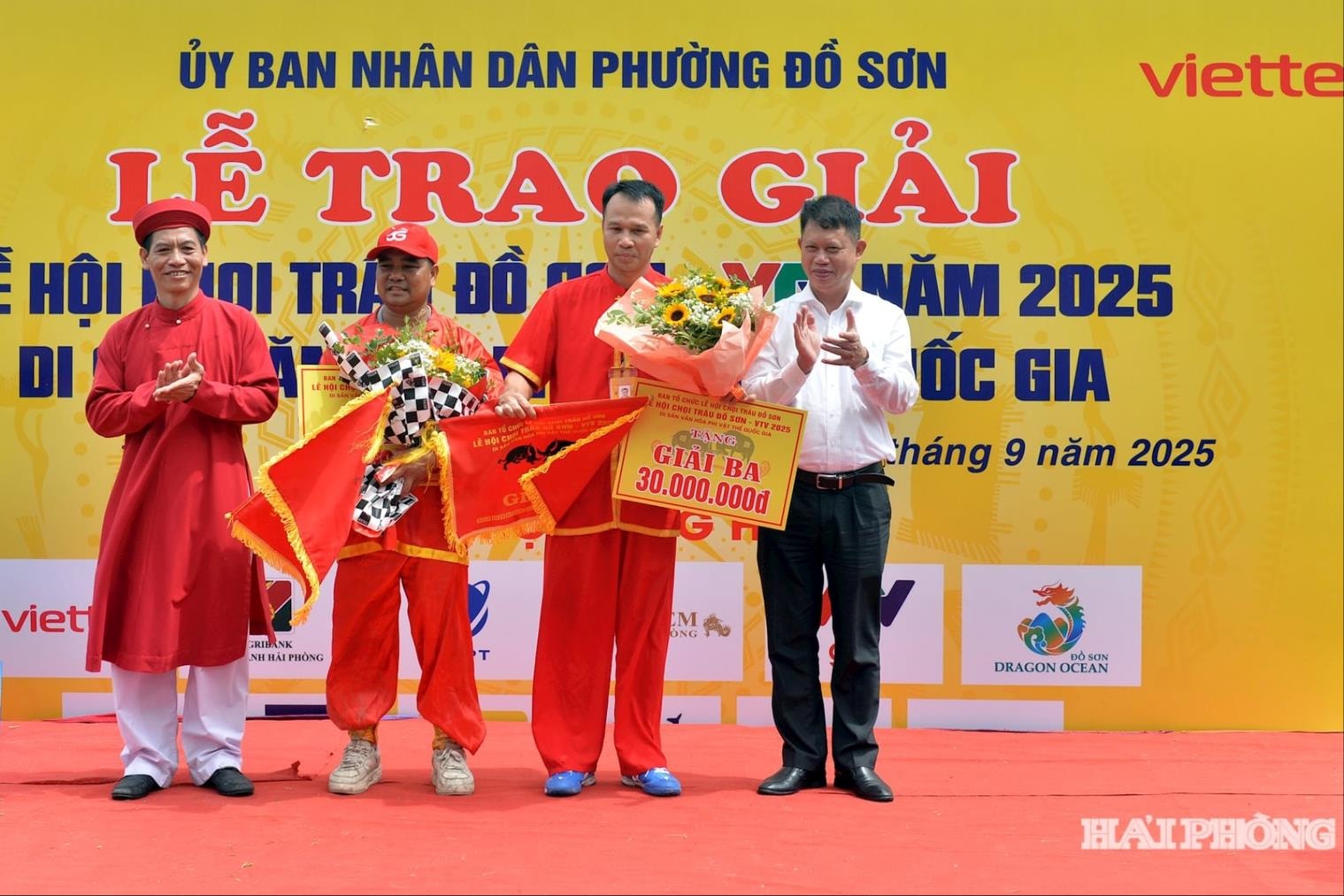 Ban tổ chức trao giải ba cho chủ trâu số 04 và số 14.