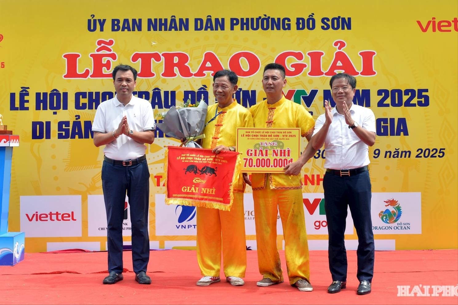 Ban tổ chức trao giải nhì ch chủ trâu số 07