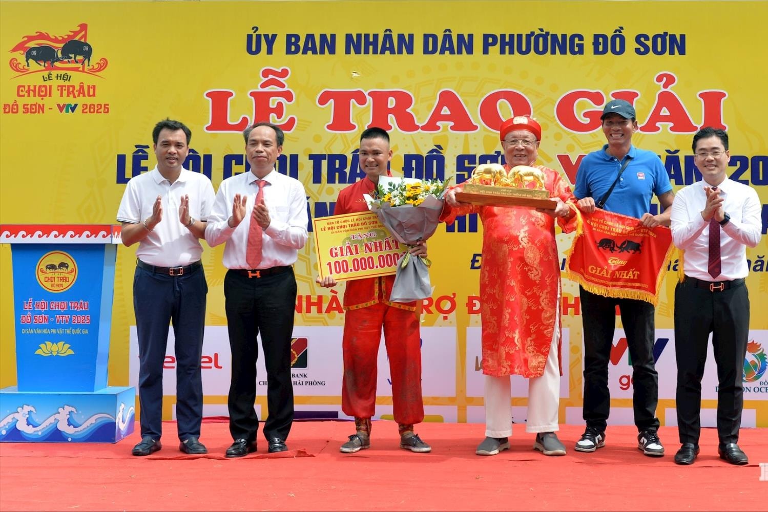 Ban tổ chức trao chức vô địch cho nghệ nhân dân gian Đinh Đình Phú, chủ trâu số 06.