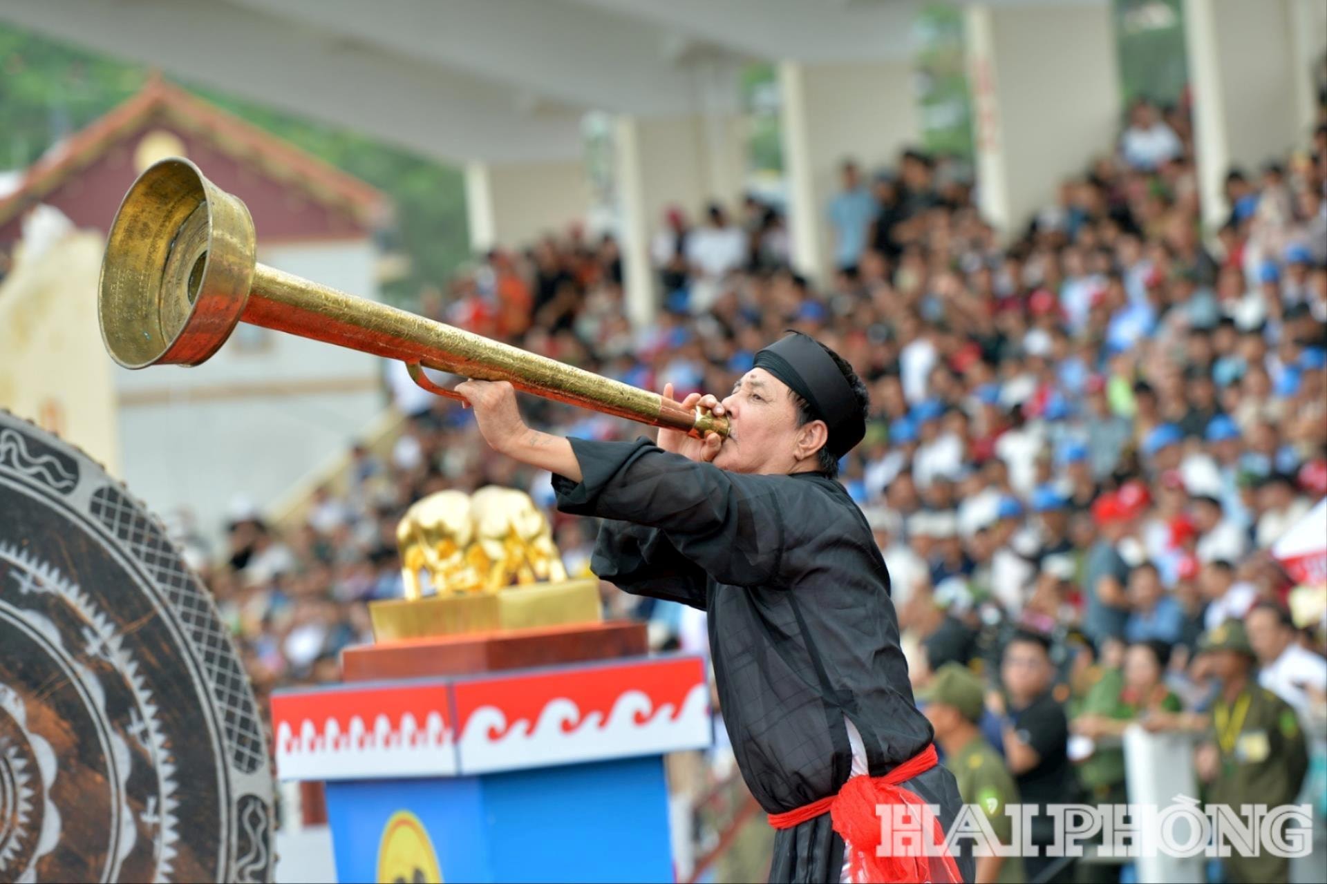 Người dịch loa của Lễ hội chọi trâu truyền thống Đồ Sơn gọi tên các ông trâu vào sới chọi báo hiệu các kháp đấu bắt đầu
