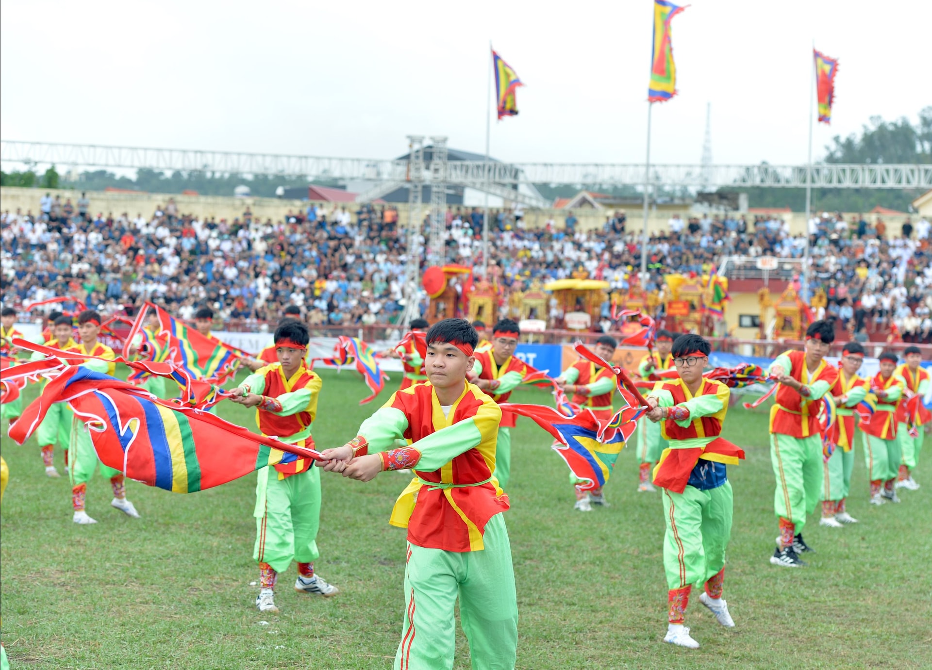 Màn múa cờ đặc sắc của các chàng trai miền biển tại lễ khai mạc Lễ hội chọi trâu truyền thống Đồ Sơn năm 2025