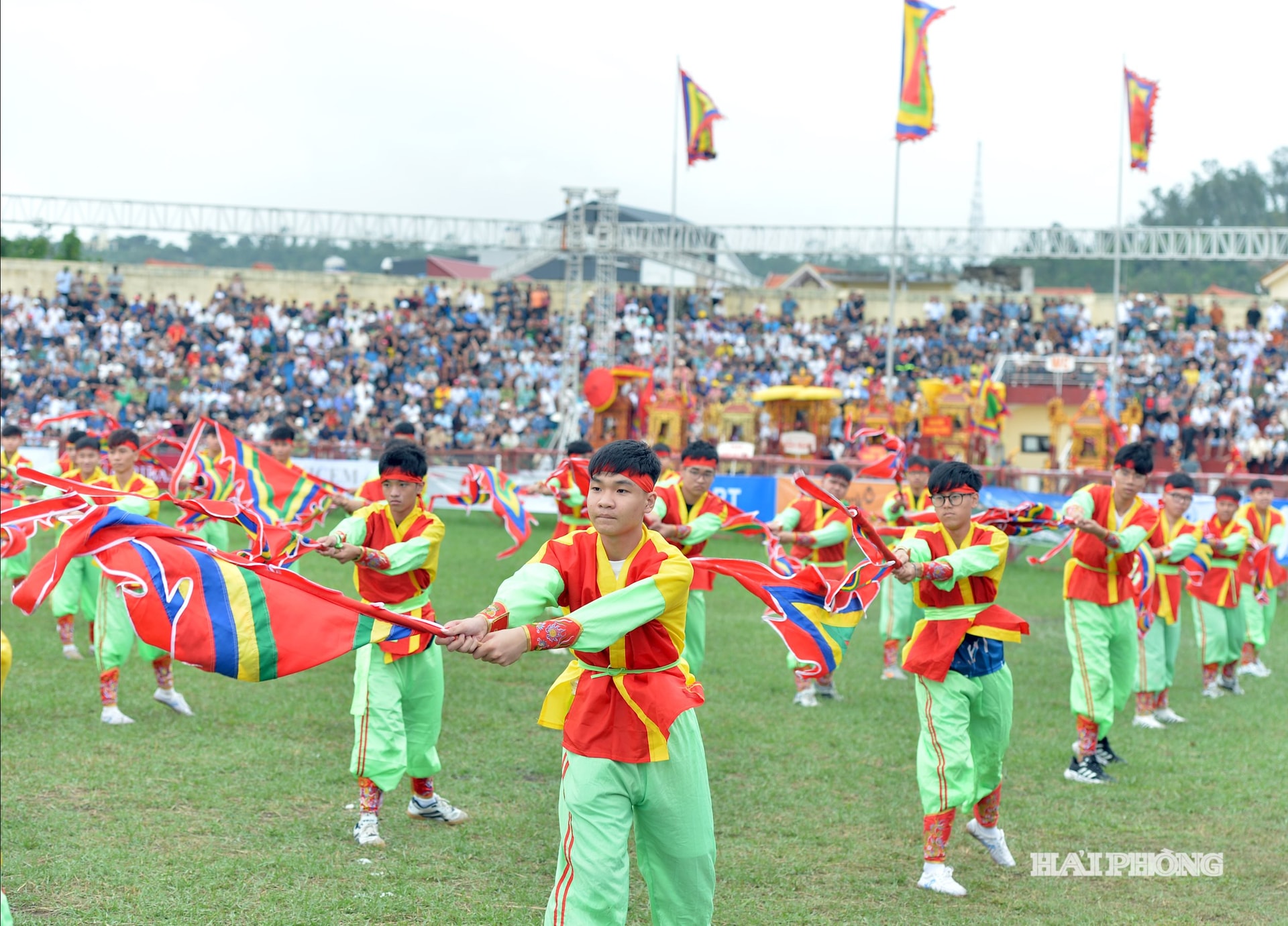 Màn múa cờ đặc sắc của các chàng trai miền biển tại lễ khai mạc Lễ hội chọi trâu truyền thống Đồ Sơn năm 2025