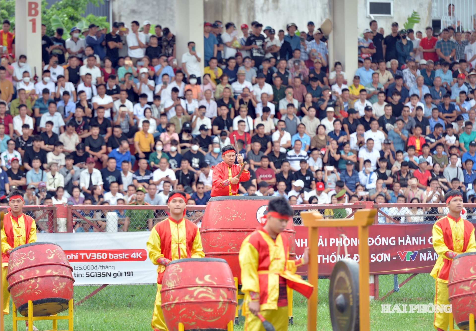 Màn tấu trống khai hội của các chàng trai miền biển Đồ Sơn.