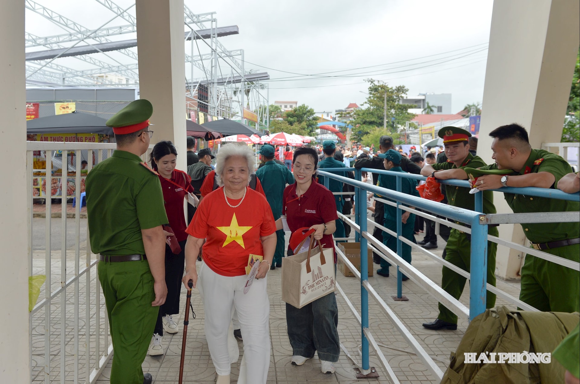Khán giả vào sân theo dõi các kháp đấu.