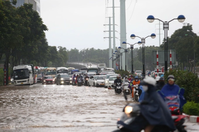Đường Châu Văn Liêm ngập nặng, các xe phải đi vào rìa giải phân cách. Ảnh: Việt An