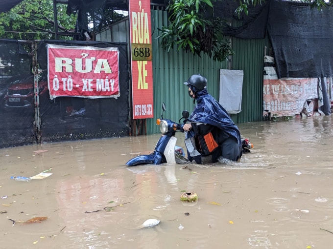 Phố Hòe Thị, xã Xuân Phương, Hà Nội nước ngập hết bánh xe máy. Ảnh: Viết Tuân