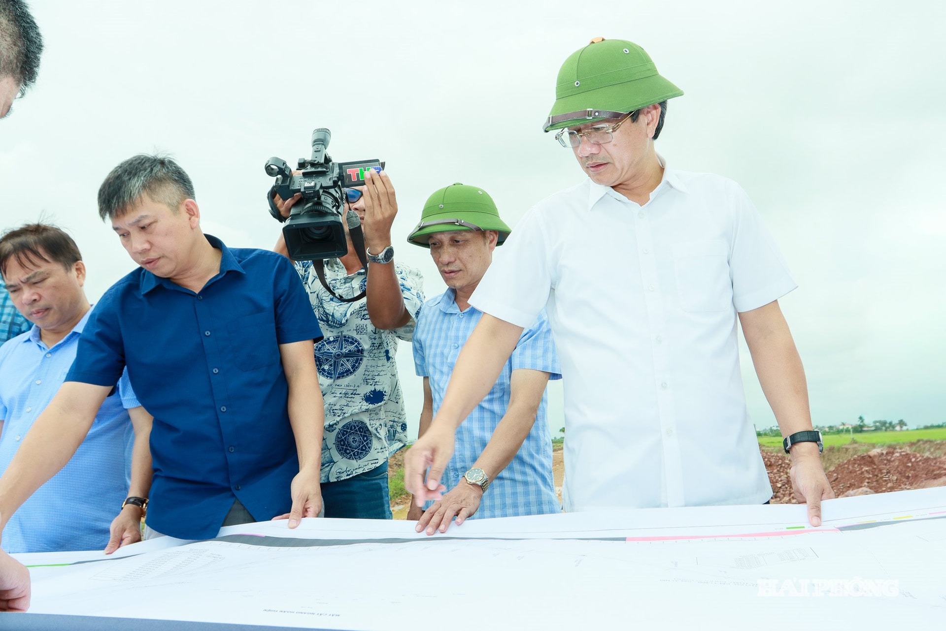 សមមិត្ត Le Anh Quan សមាជិកគណៈកម្មាធិការអចិន្ត្រៃយ៍នៃគណៈកម្មាធិការបក្សទីក្រុង អនុប្រធានអចិន្ត្រៃយ៍នៃគណៈកម្មាធិការប្រជាជនទីក្រុង បានចុះពិនិត្យការដ្ឋាន