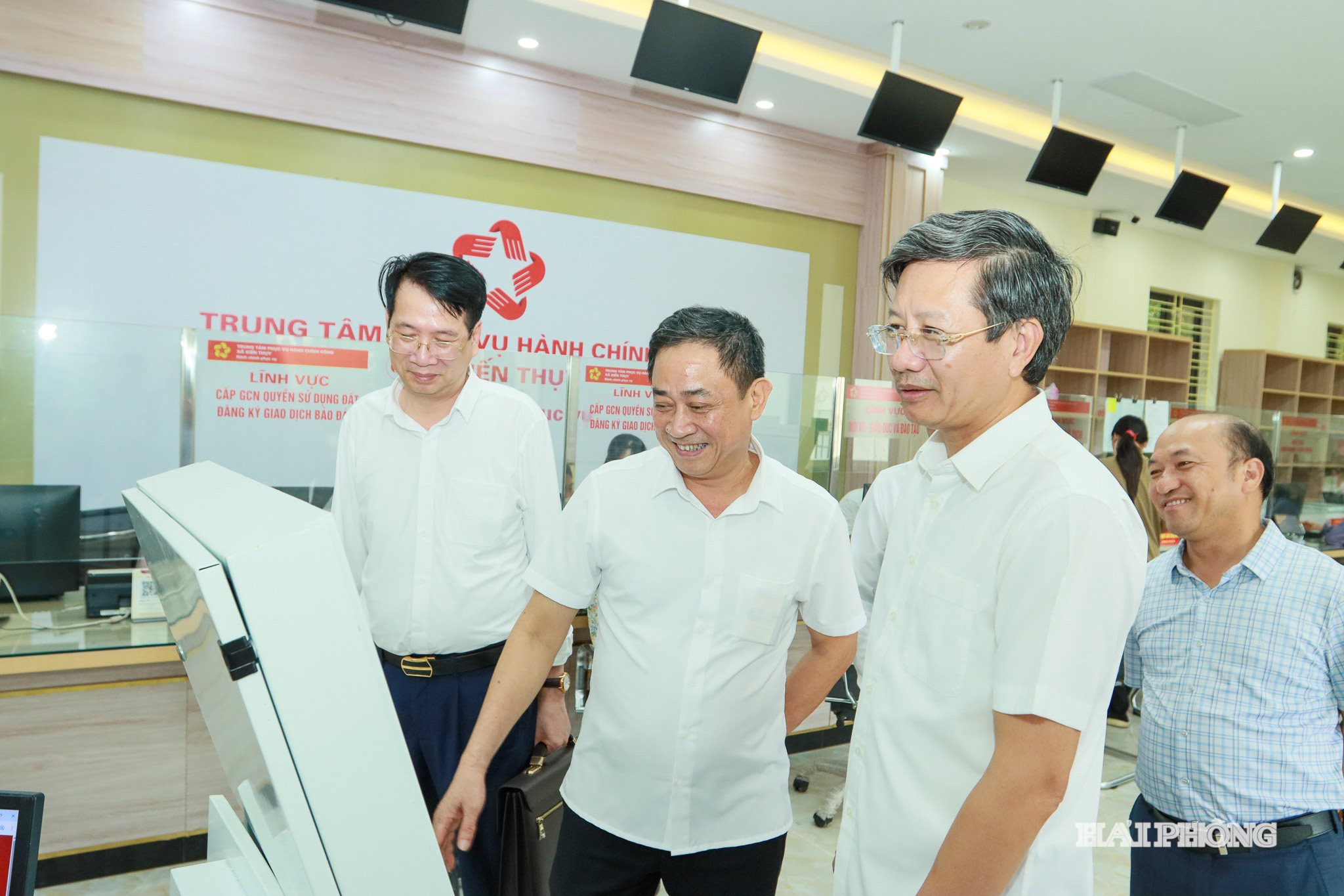 Đồng chí Lê Anh Quân, Phó chủ tịch Thường trực UBND thành phố kiểm tra Trung tâm phục vụ hành chính công xã Kiến Thuỵ.