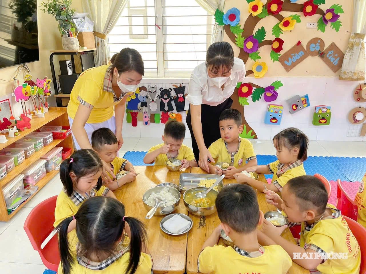 គ្រូបង្រៀនមើលថែកុមារក្នុងអំឡុងពេលលក់អាហារថ្ងៃត្រង់នៅសាលាមត្តេយ្យ Vinh Niem វួដ An Bien ។