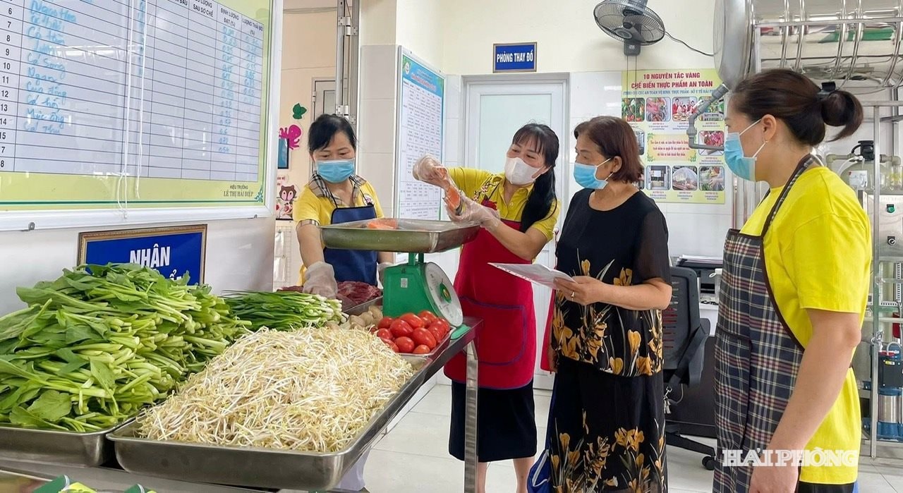 សាច់ញាតិរបស់សិស្សចូលរួមត្រួតពិនិត្យដំណើរការទទួលអាហារនៅសាលាមត្តេយ្យ Vinh Niem វួដ An Bien។