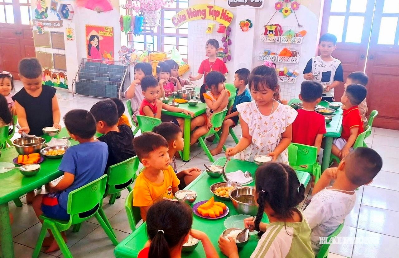 សិស្សសាលាមត្តេយ្យ Long Xuyen វួដ Kinh Mon ពេលអាហារថ្ងៃត្រង់