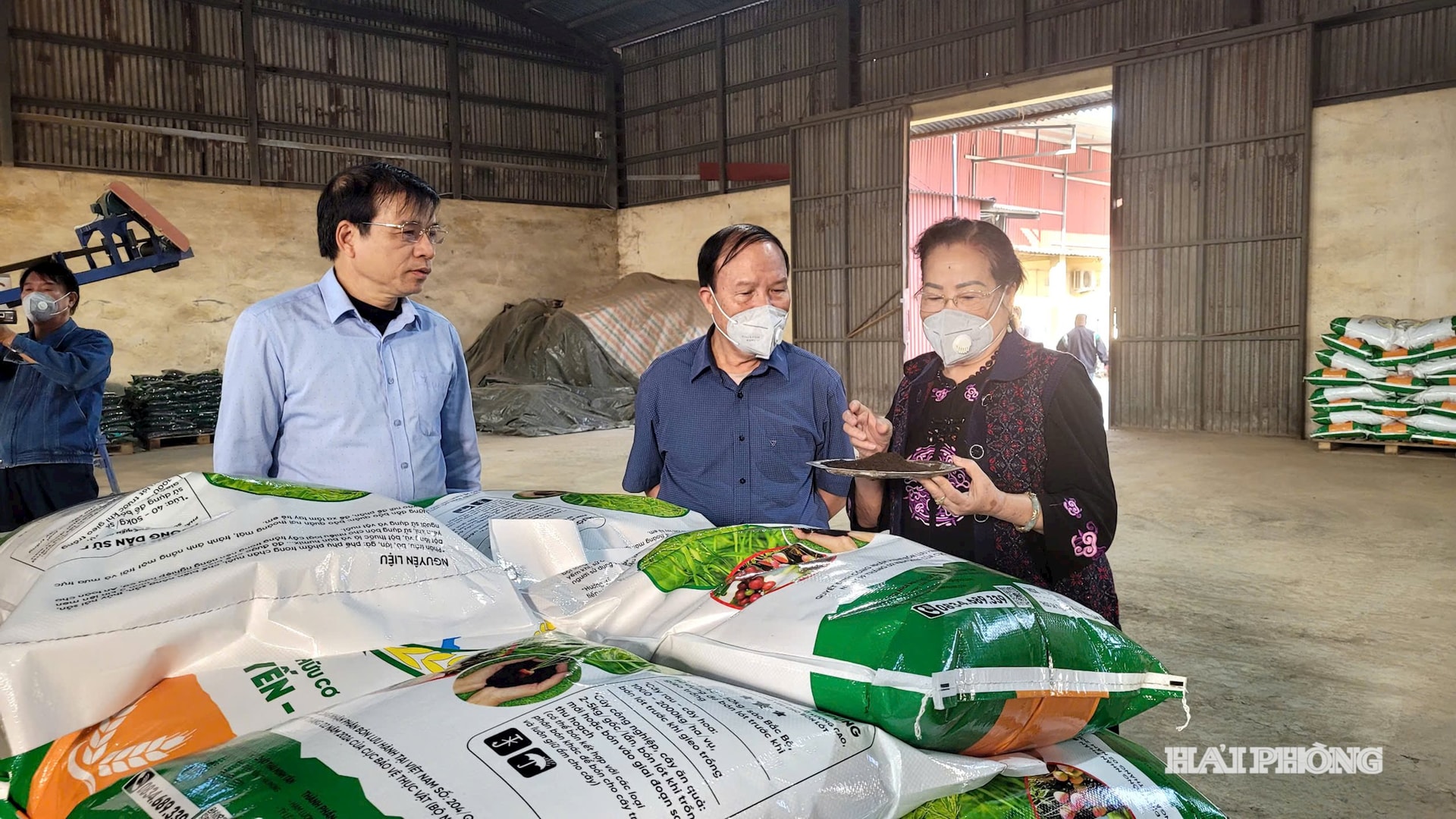 Paní Nguyen Thi Quyen, předsedkyně představenstva společnosti Thien Quyen Organic Mineral Fertilizer Production and Trading Company Limited, kontroluje produkt.