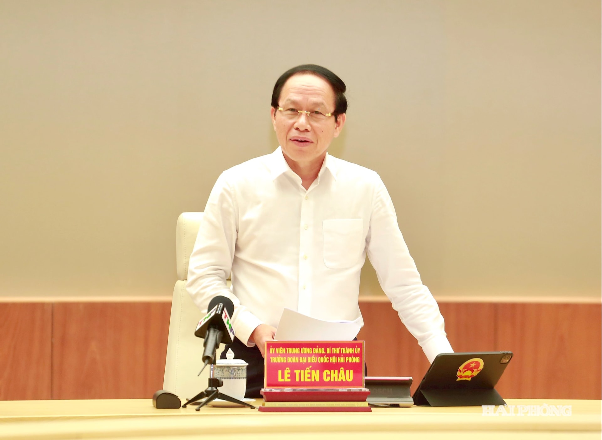 Đồng chí Lê Tiến Châu, Uỷ viên Trung ương Đảng, Bí thư Thành uỷ, Trưởng Đoàn đại biểu Quốc hội Hải Phòng phát biểu chỉ đạo cuộc họp.