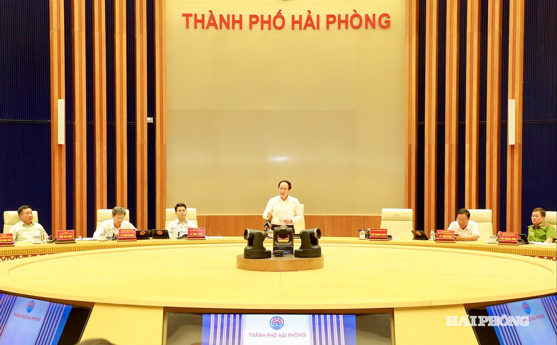Đồng chí Lê Tiến Châu, Uỷ viên Trung ương Đảng, Bí thư Thành uỷ, Trưởng Đoàn đại biểu Quốc hội Hải Phòng phát biểu chỉ đạo cuộc họp