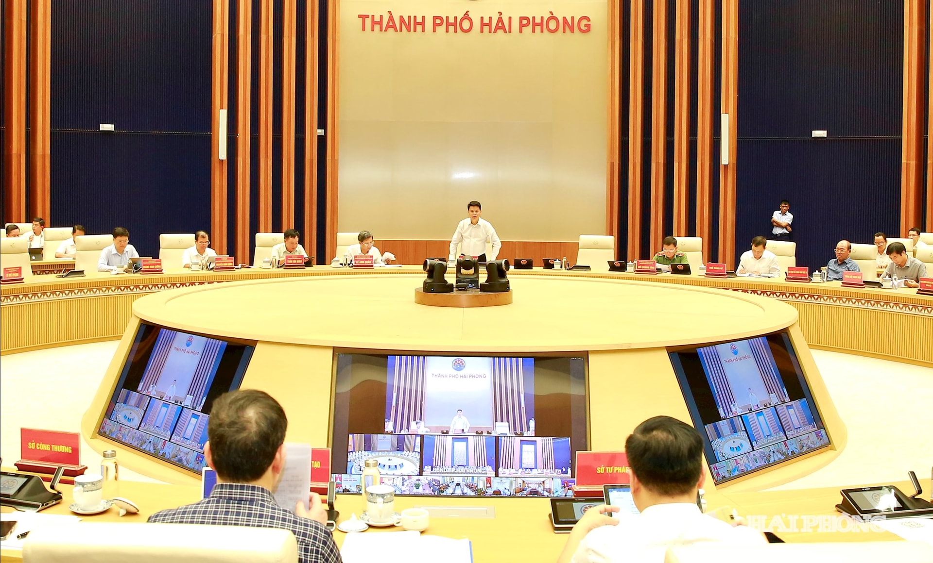 Đồng chí Lê Ngọc Châu, Phó bí thư Thành uỷ, Chủ tịch UBND thành phố chủ trì phiên họp.