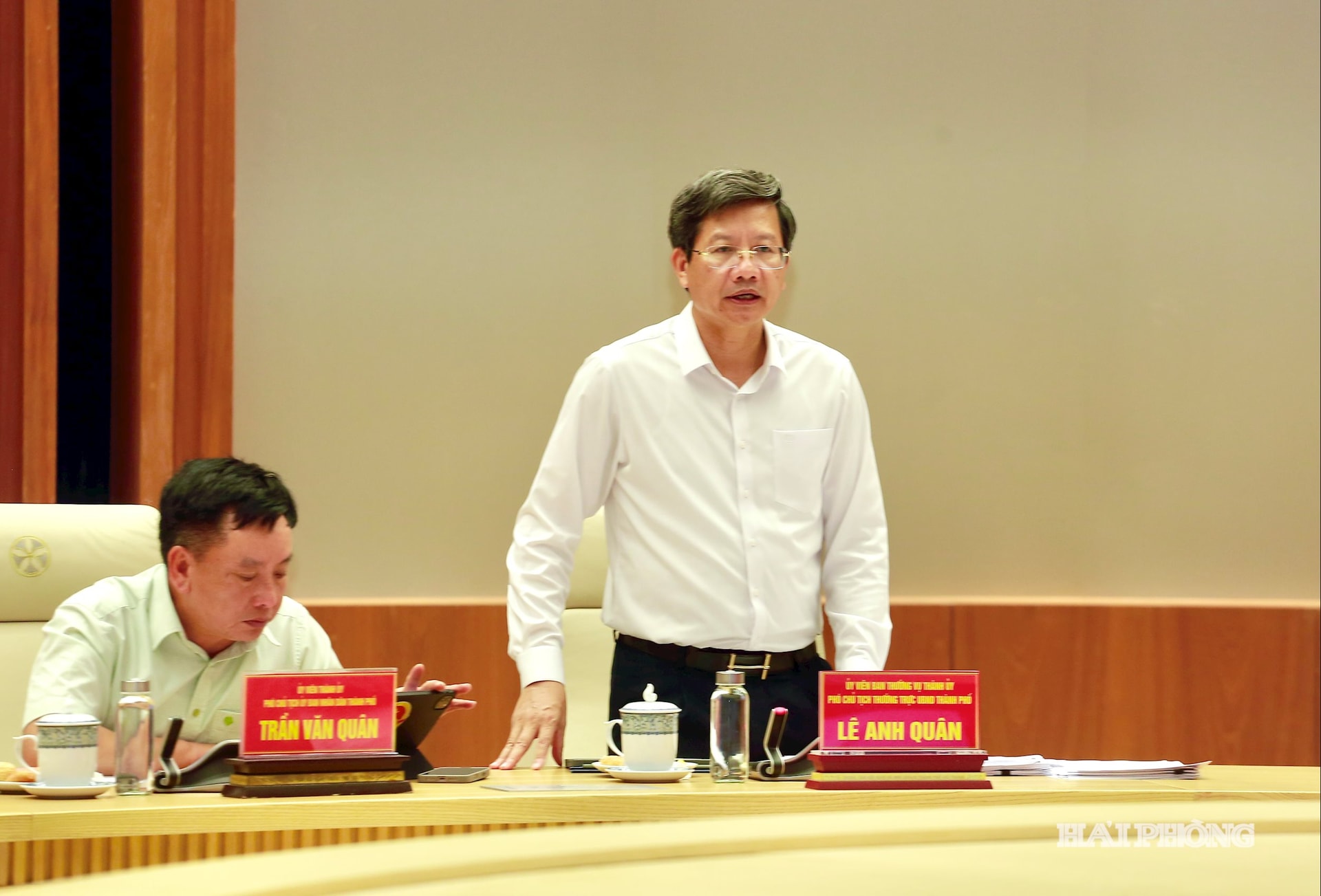 Ảnh trang trong: Đồng chí Lê Anh Quân, Phó chủ tịch Thường trực UBND thành phố điều hành phần thảo luận.