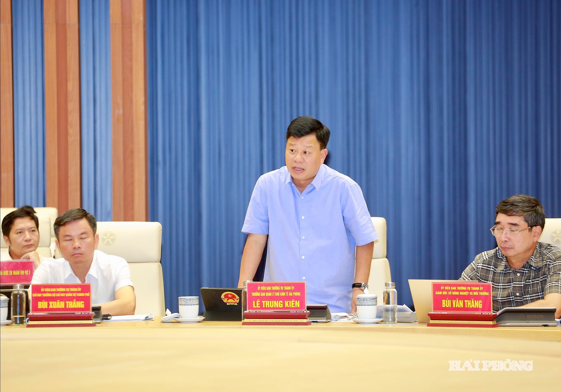 Đồng chí Lê Trung Kiên, Uỷ viên Ban Thường vụ Thành uỷ, Trưởng Ban Quản lý Khu kinh tế Hải Phòng phát biểu tại phiên họp.