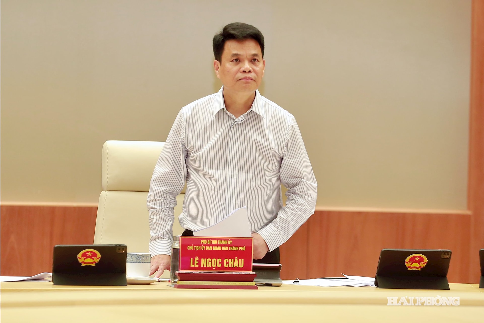 Đồng chí Lê Ngọc Châu, Phó bí thư Thành uỷ, Chủ tịch UBND thành phố phát biểu kết luận phiên họp.